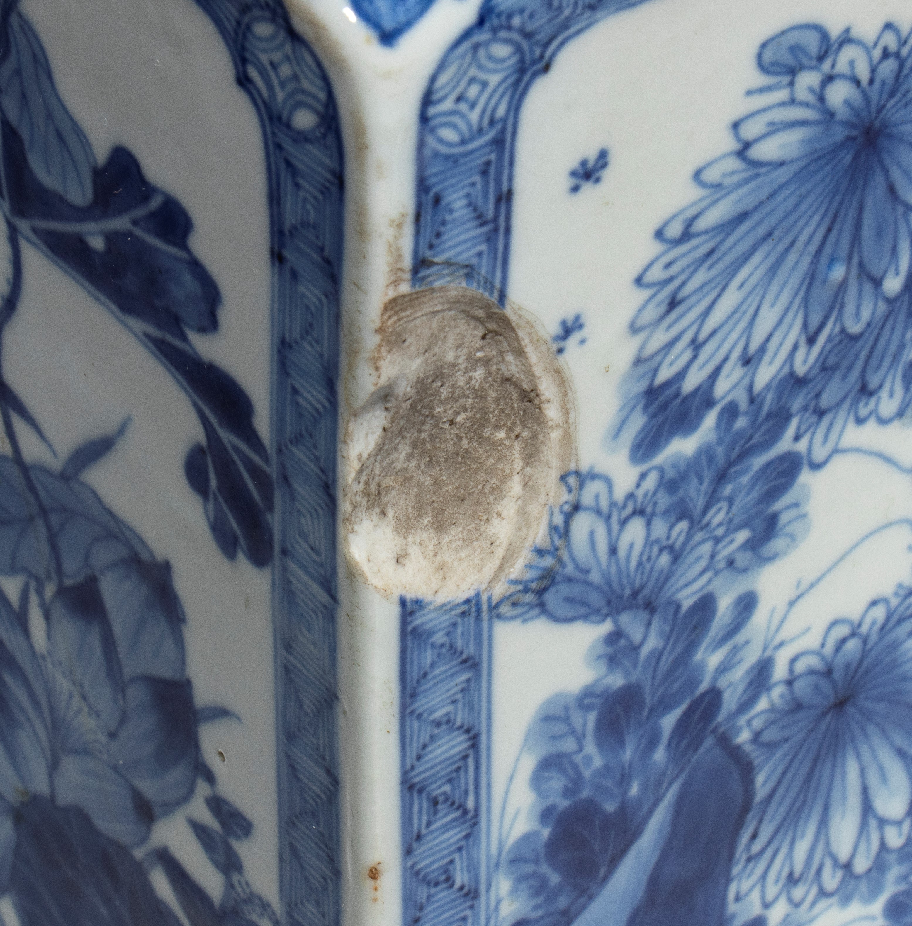 Cina, dinastia Qing (Kangxi), Bottiglia quadrata in porcellana bianca e blu con decorazione flore...