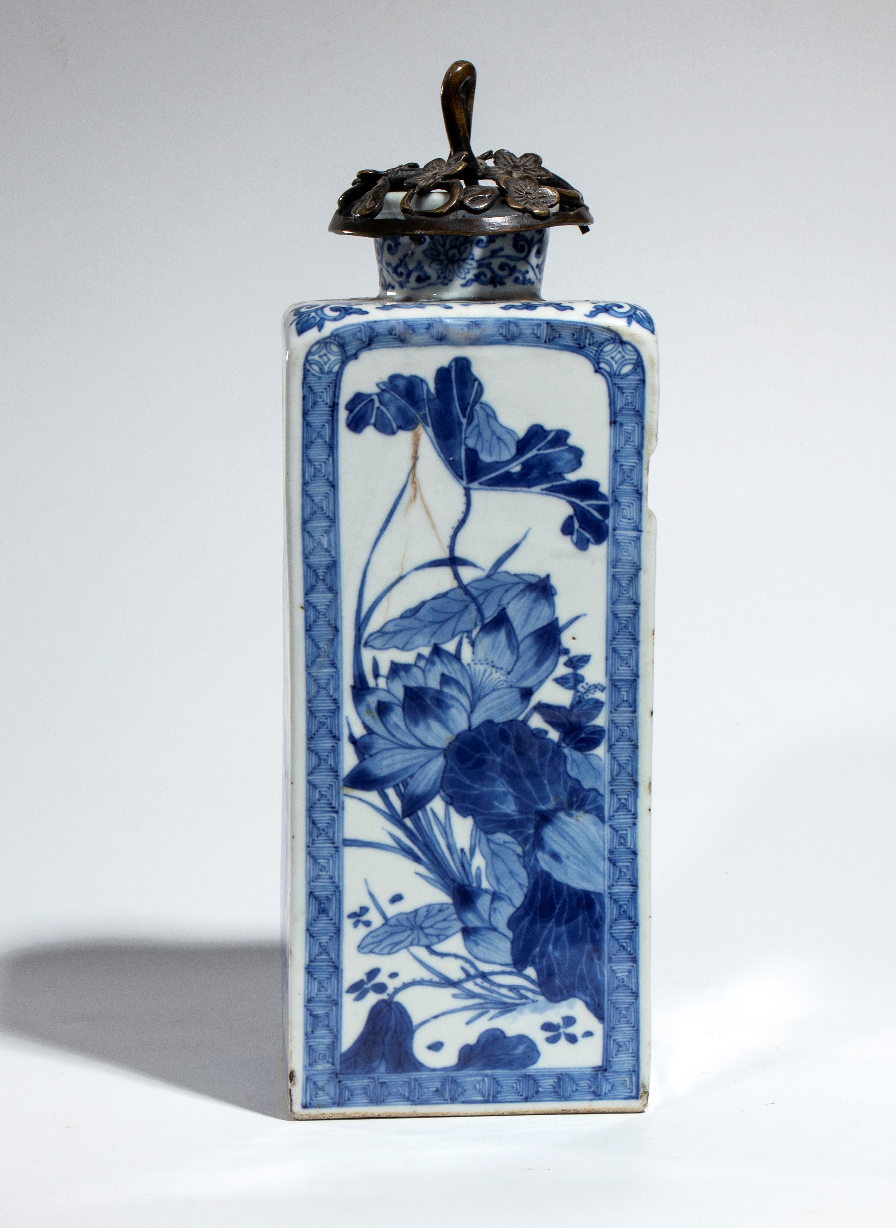 Cina, dinastia Qing (Kangxi), Bottiglia quadrata in porcellana bianca e blu con decorazione flore...