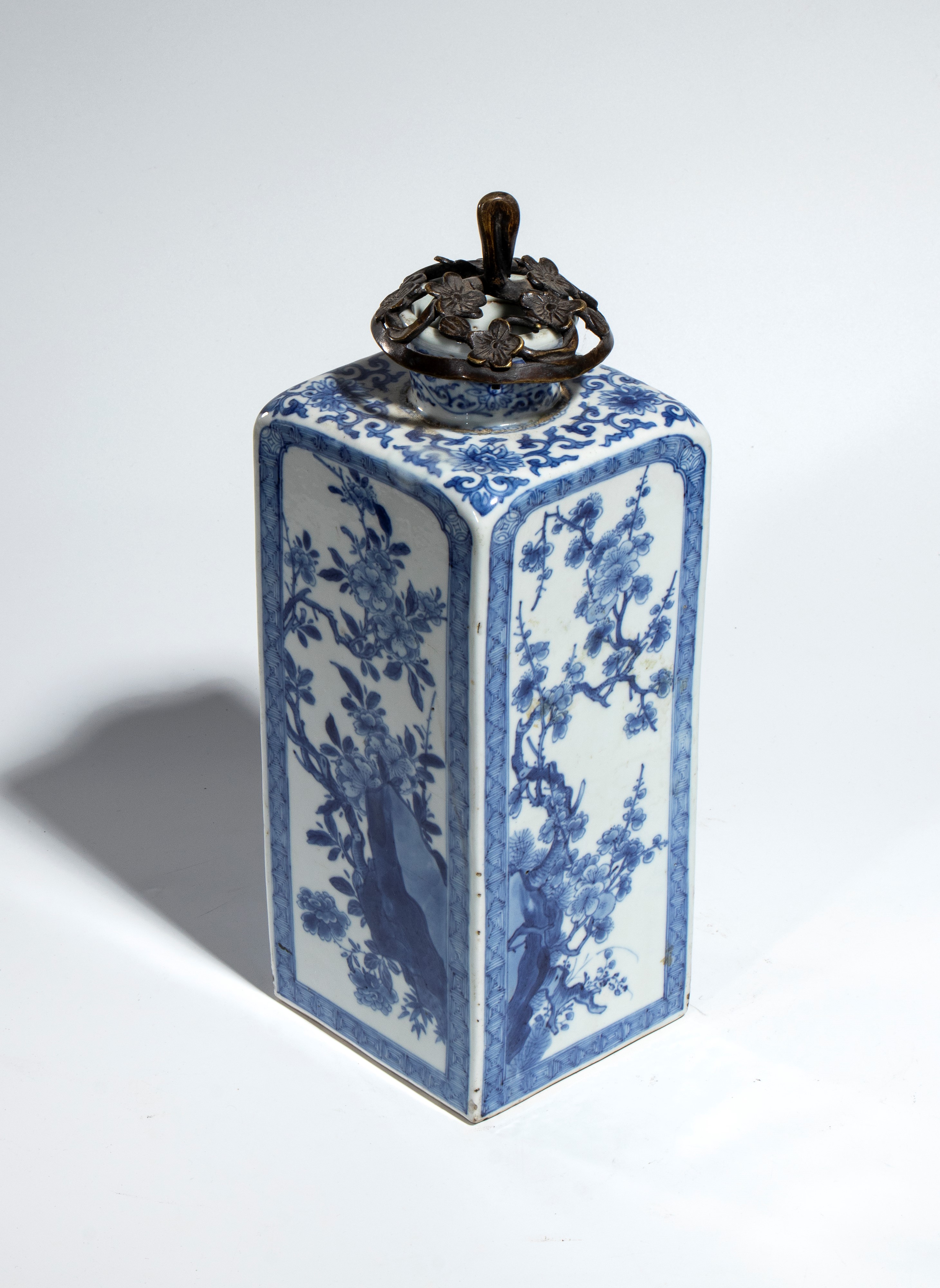 Cina, dinastia Qing (Kangxi), Bottiglia quadrata in porcellana bianca e blu con decorazione flore...