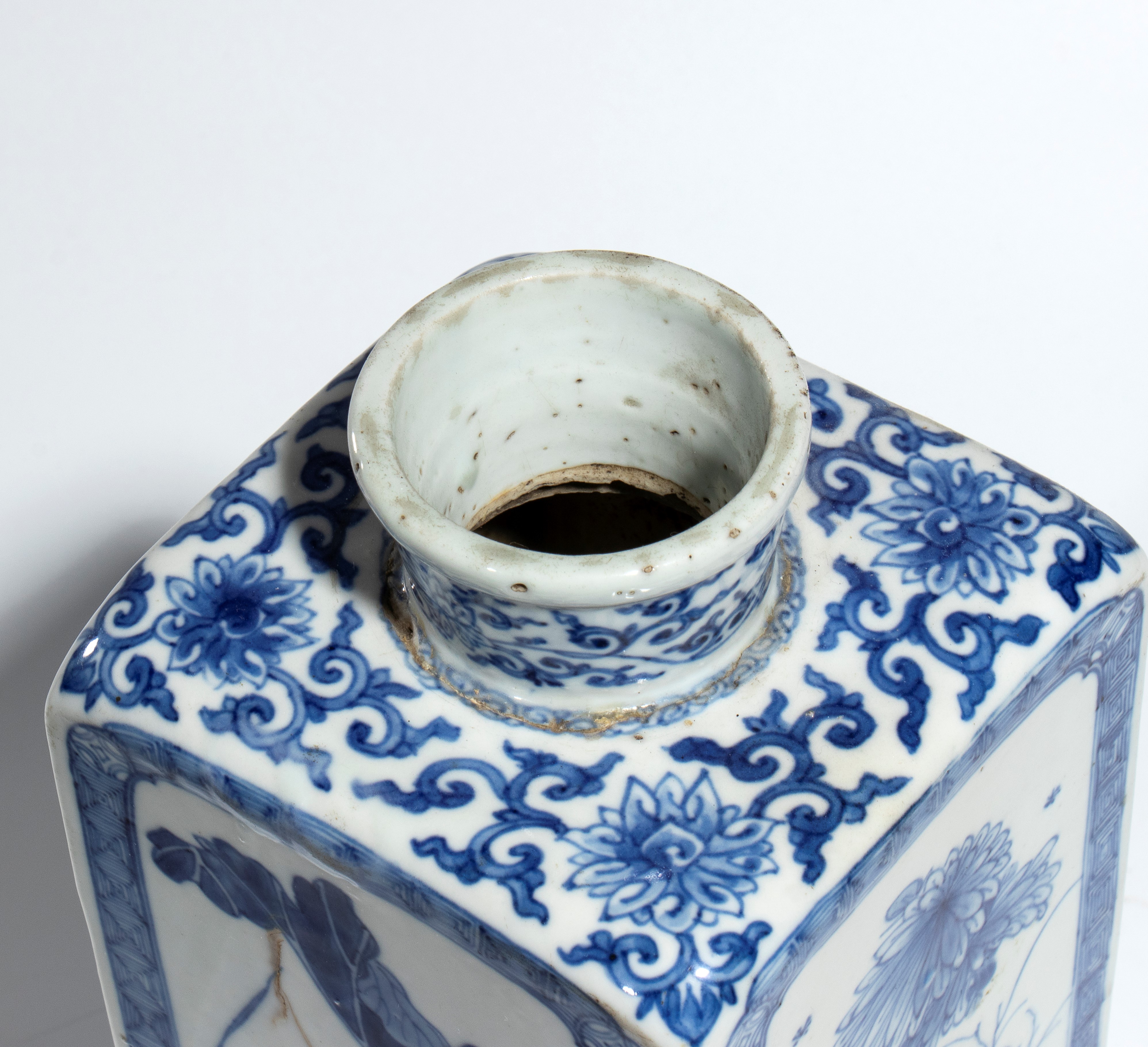 Cina, dinastia Qing (Kangxi), Bottiglia quadrata in porcellana bianca e blu con decorazione flore...