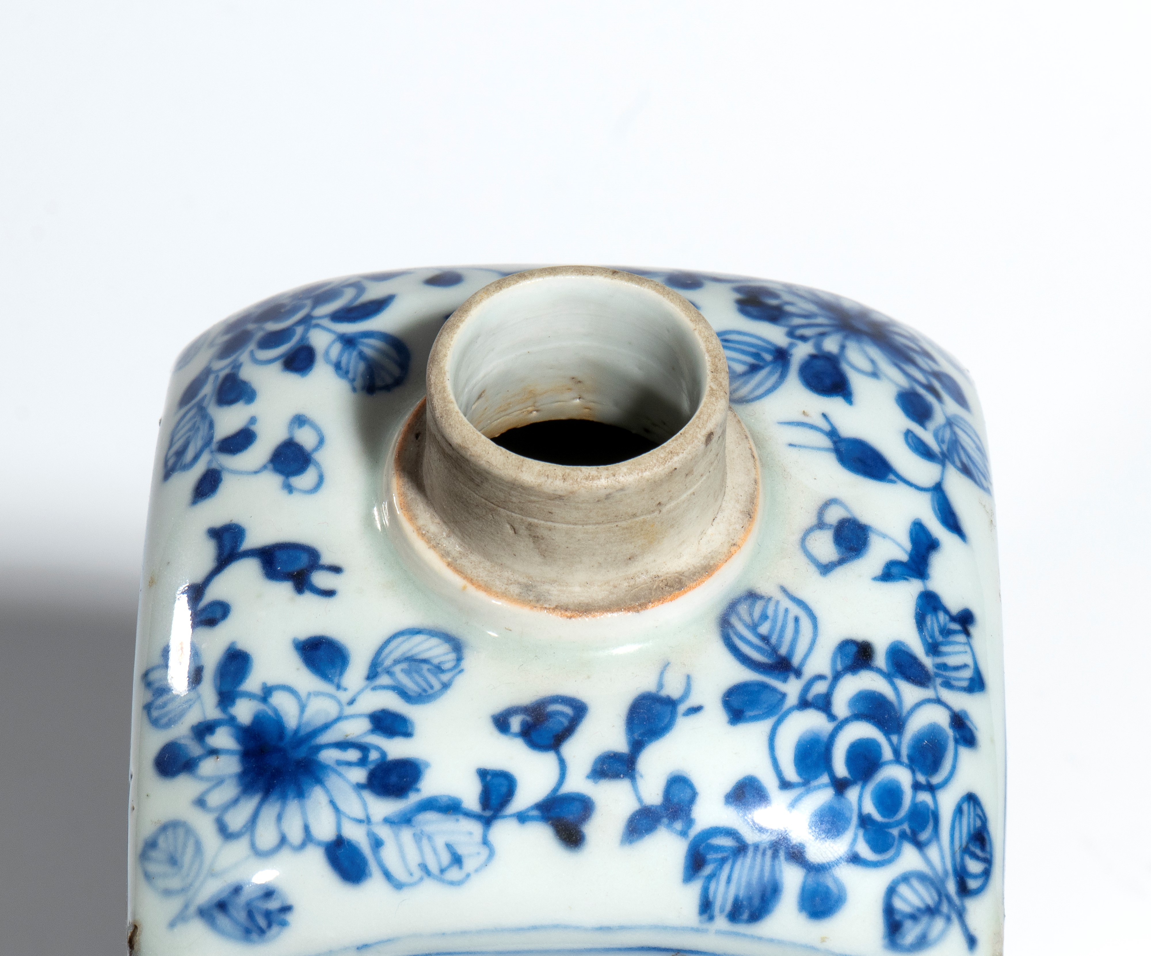 Cina, dinastia Qing (Kangxi), Bottiglia quadrata in porcellana bianca e blu con decorazione flore...