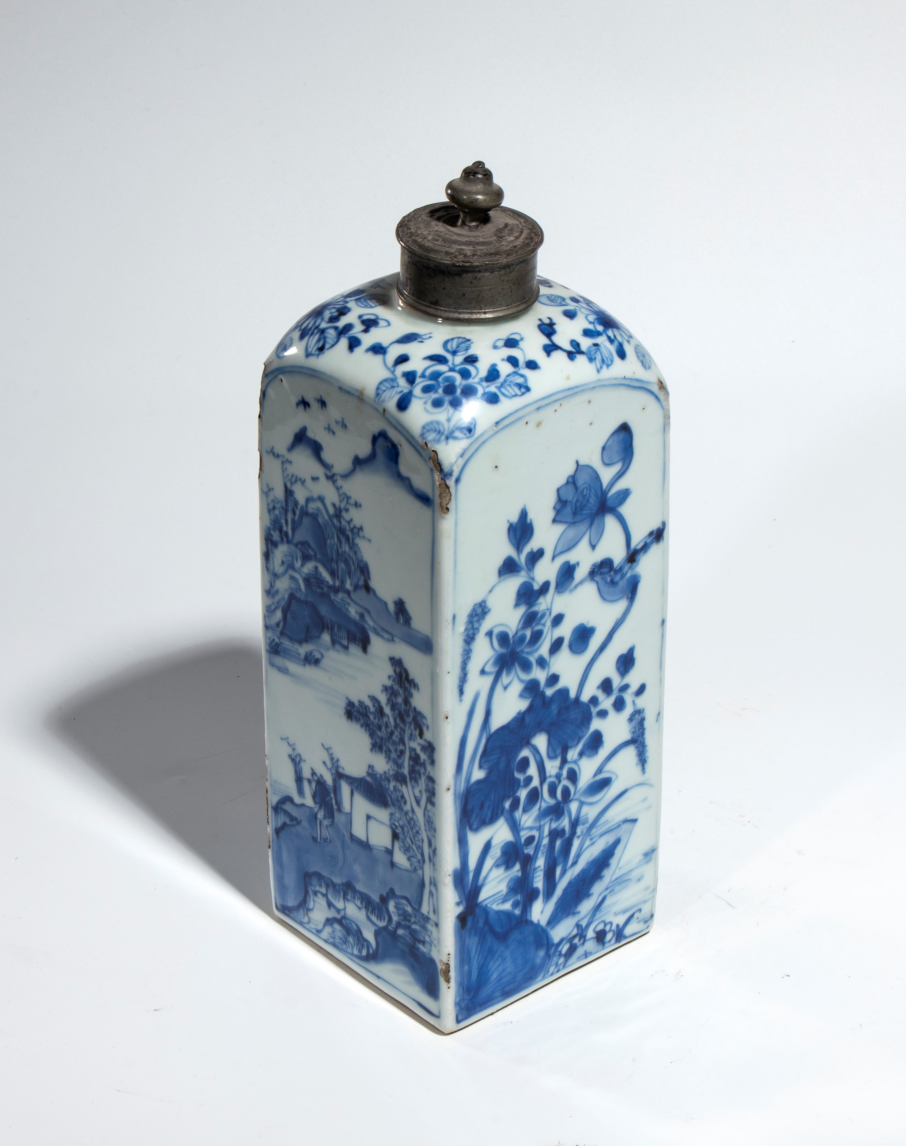Cina, Dinastia Qing (Kangxi), Bottiglia quadrata in porcellana bianca e blu con tappo a pomello