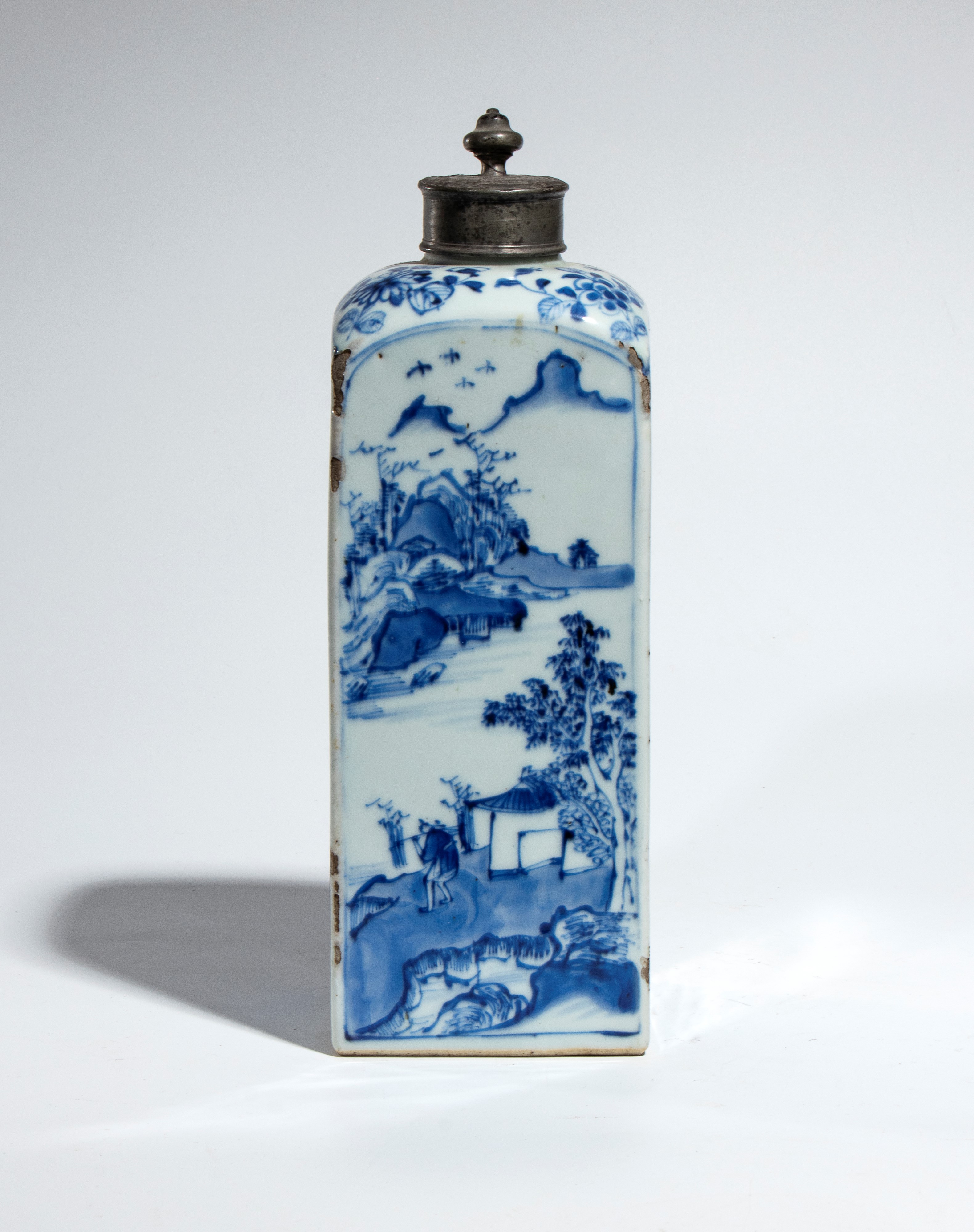 Cina, Dinastia Qing (Kangxi), Bottiglia quadrata in porcellana bianca e blu con tappo a pomello