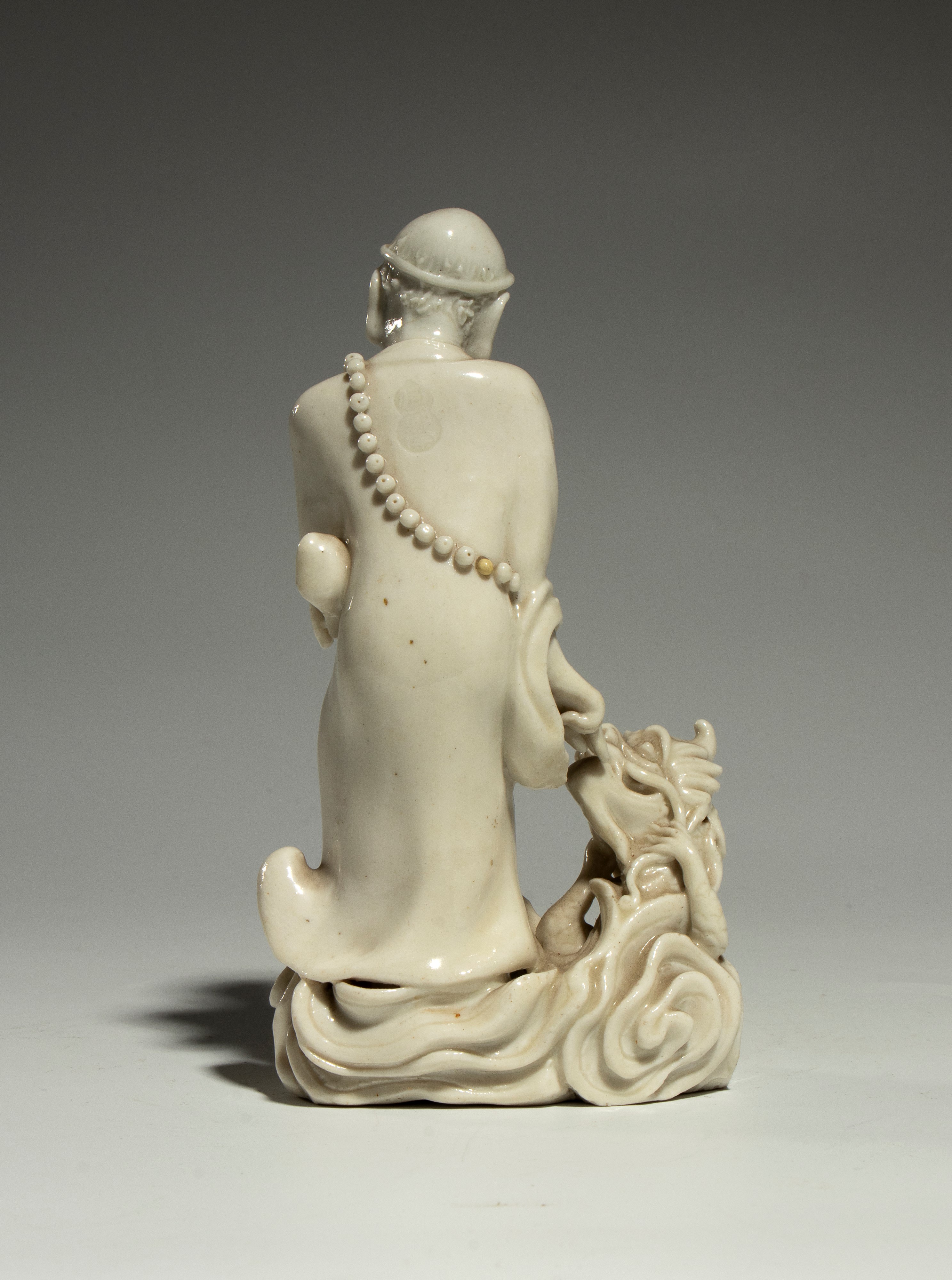 Figura in porcellana Dehua “Blanc de Chine”, Damo (Bodhidharma) in posa da “Vincitore del Drago” ...