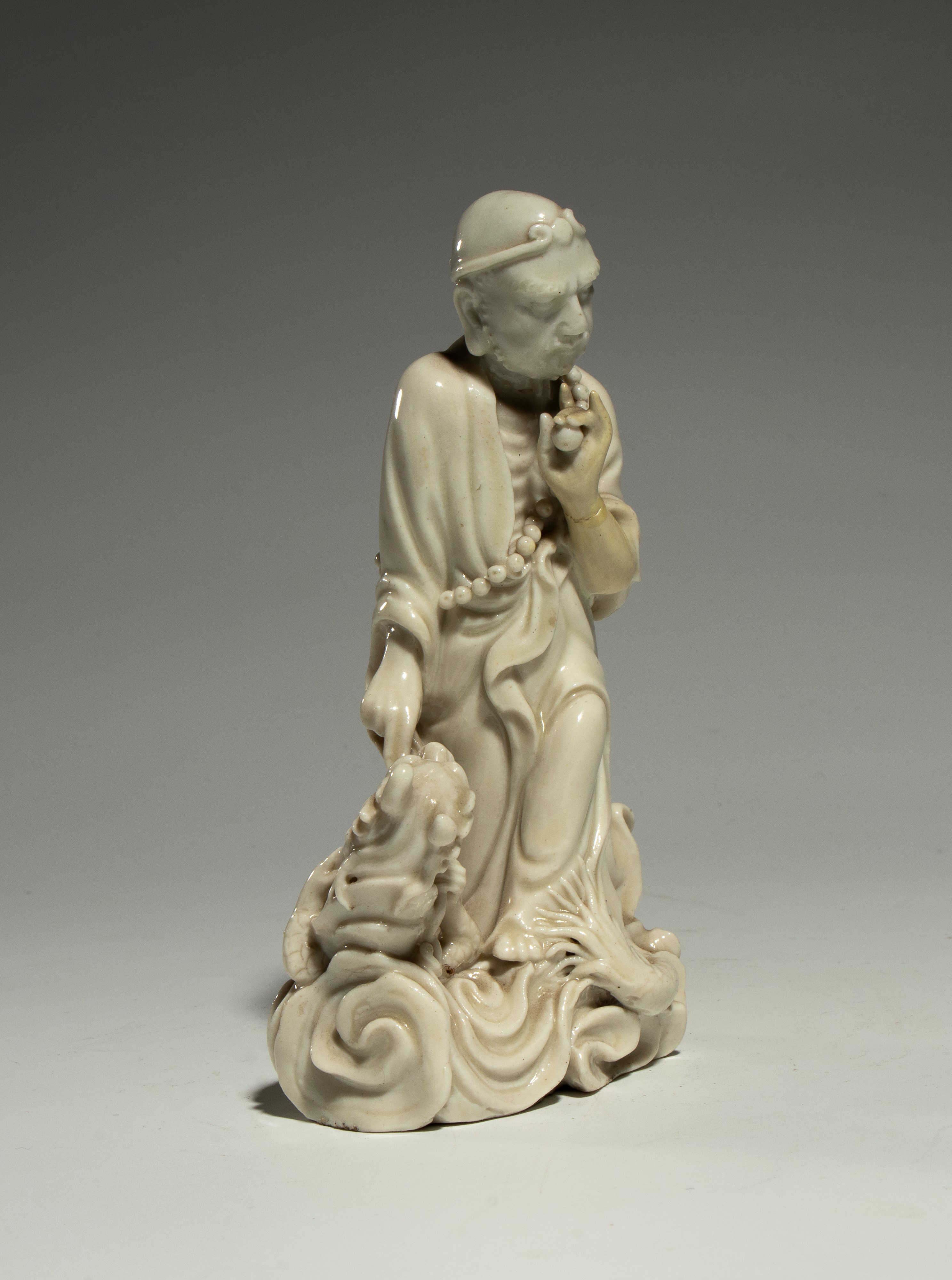Figura in porcellana Dehua “Blanc de Chine”, Damo (Bodhidharma) in posa da “Vincitore del Drago” ...