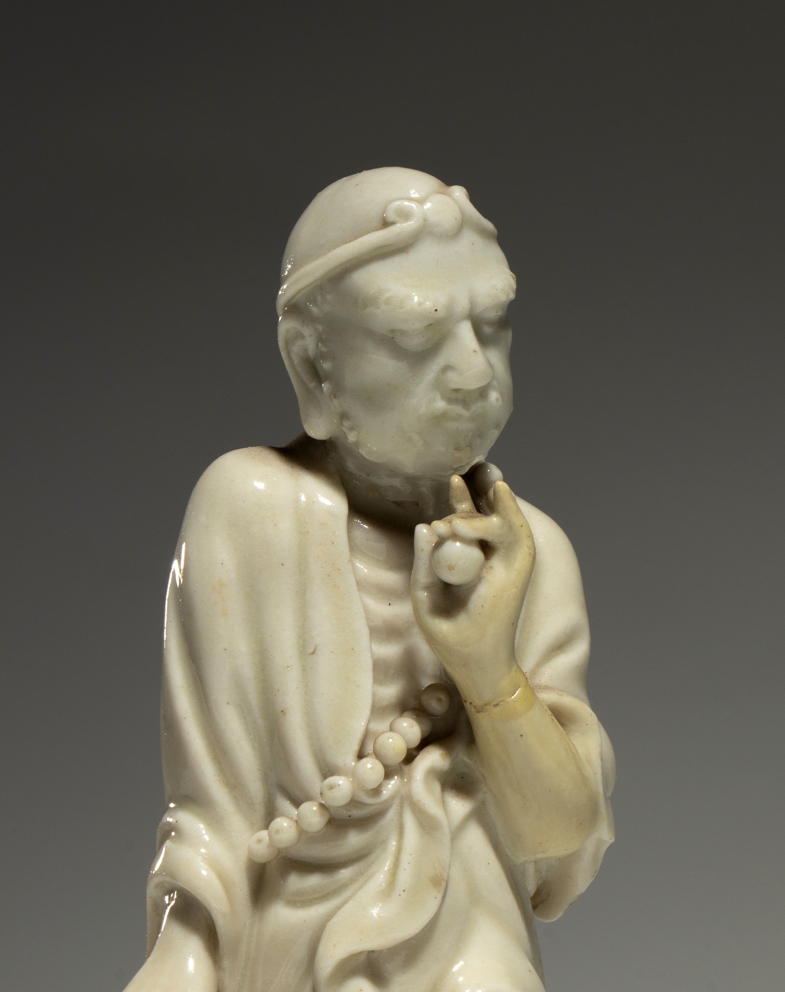 Figura in porcellana Dehua “Blanc de Chine”, Damo (Bodhidharma) in posa da “Vincitore del Drago” ...