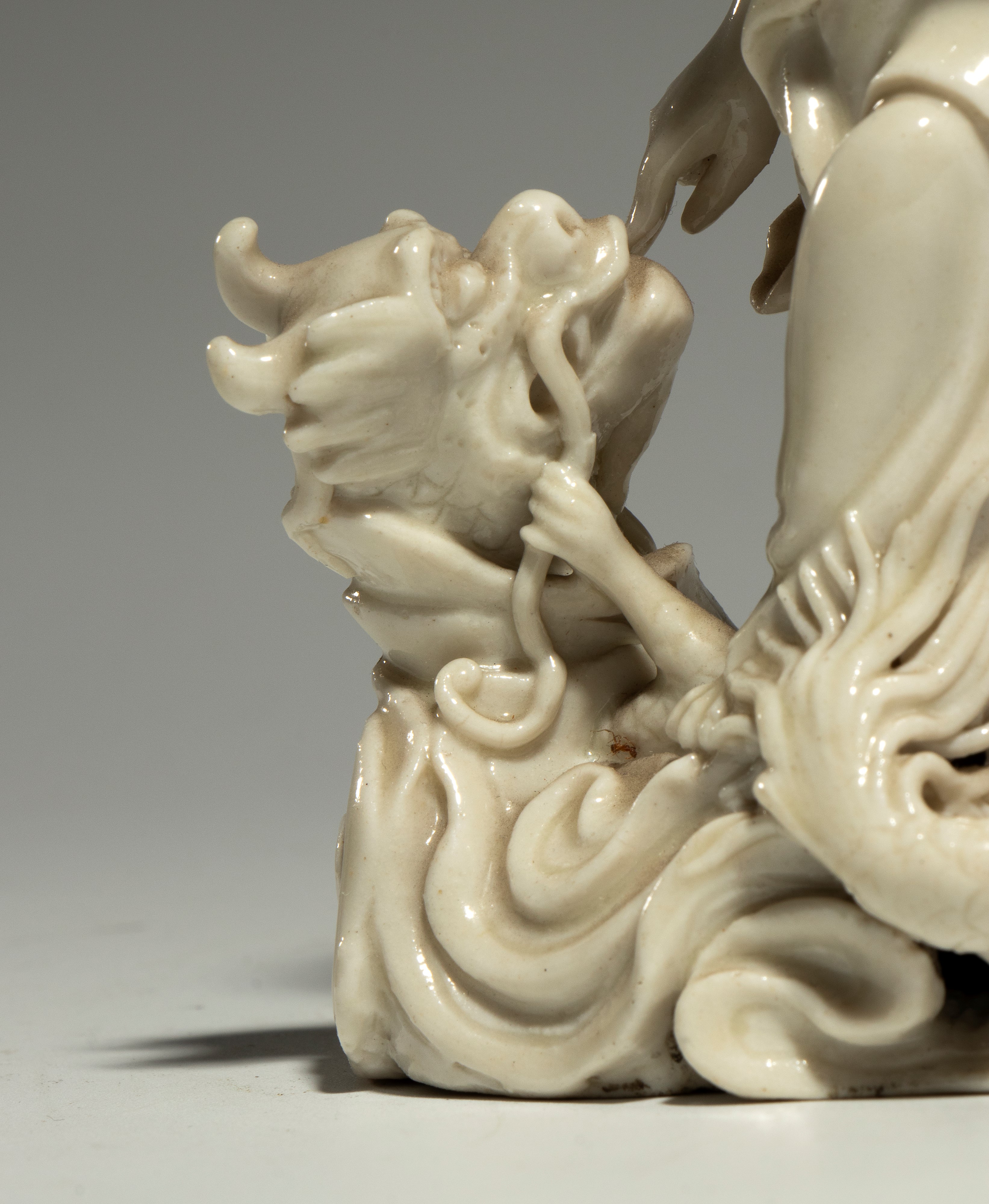 Figura in porcellana Dehua “Blanc de Chine”, Damo (Bodhidharma) in posa da “Vincitore del Drago” ...