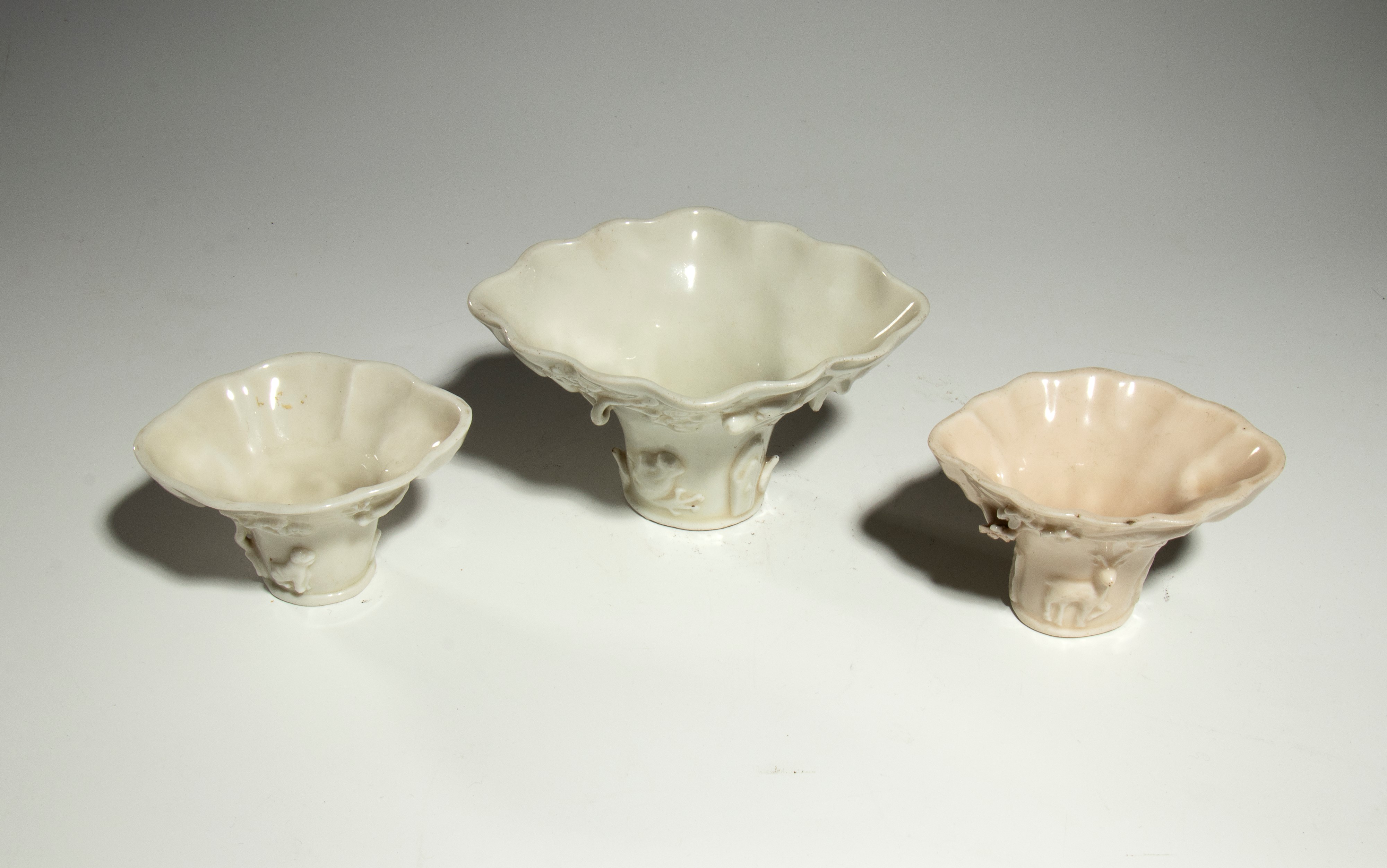 Cina, Dinastia Qing (XVII-XVIII secolo), Tre coppe per libagioni in porcellana Dehua Blanc de Chi...