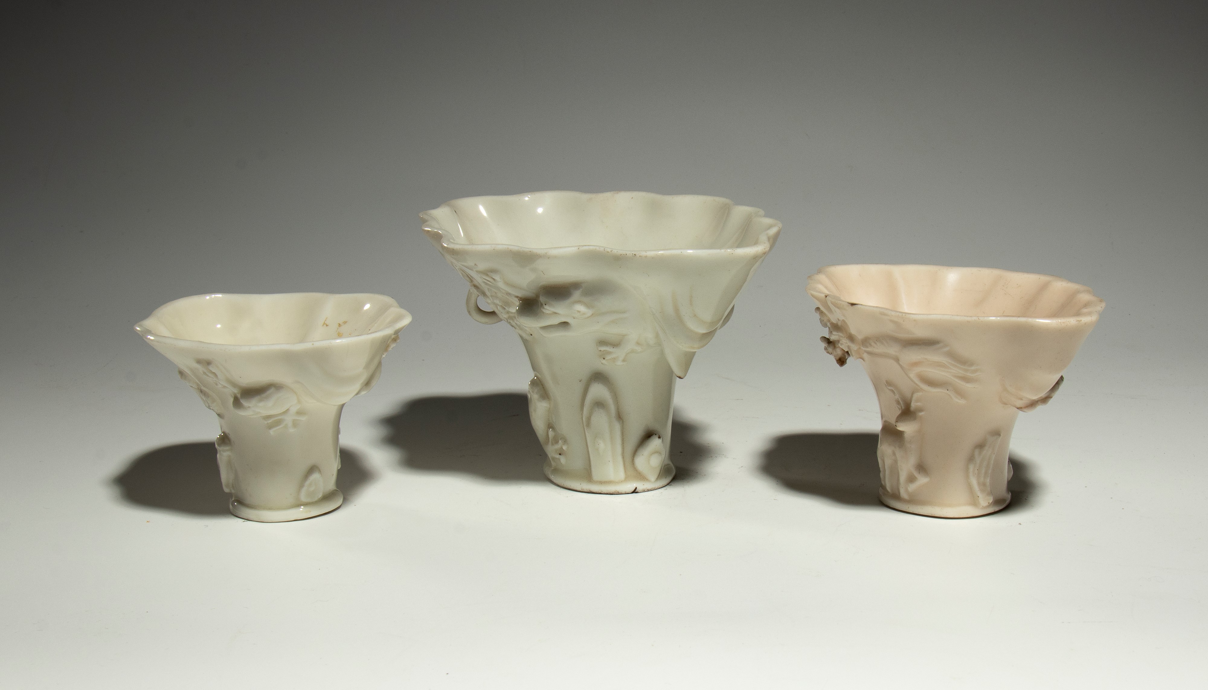 Cina, Dinastia Qing (XVII-XVIII secolo), Tre coppe per libagioni in porcellana Dehua Blanc de Chi...
