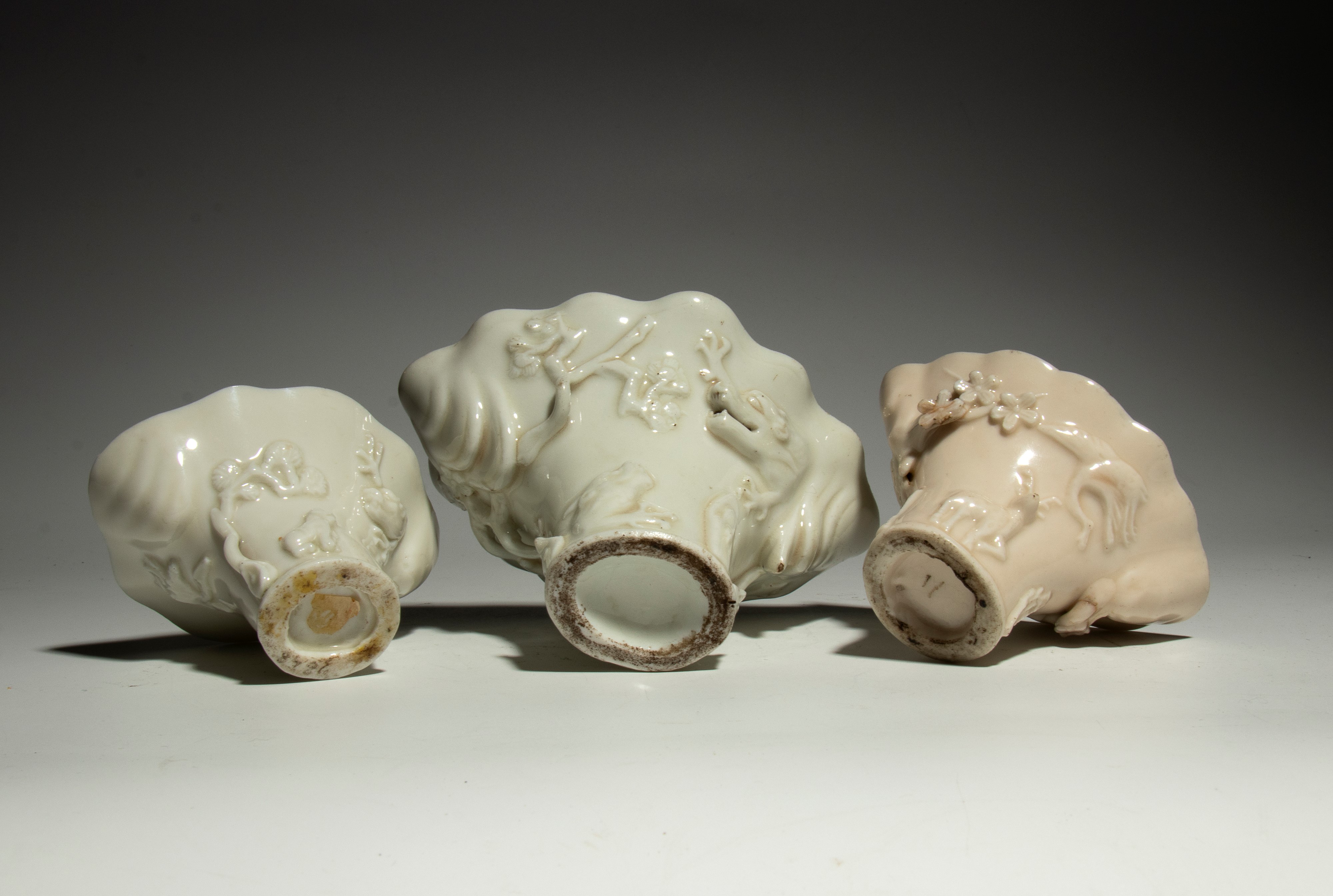 Cina, Dinastia Qing (XVII-XVIII secolo), Tre coppe per libagioni in porcellana Dehua Blanc de Chi...