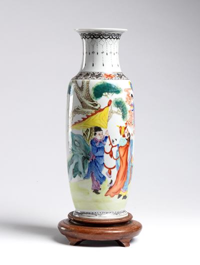 Vaso in porcellana policroma a smalti con scena storica, Cina, Repubblica (inizio XX secolo)
