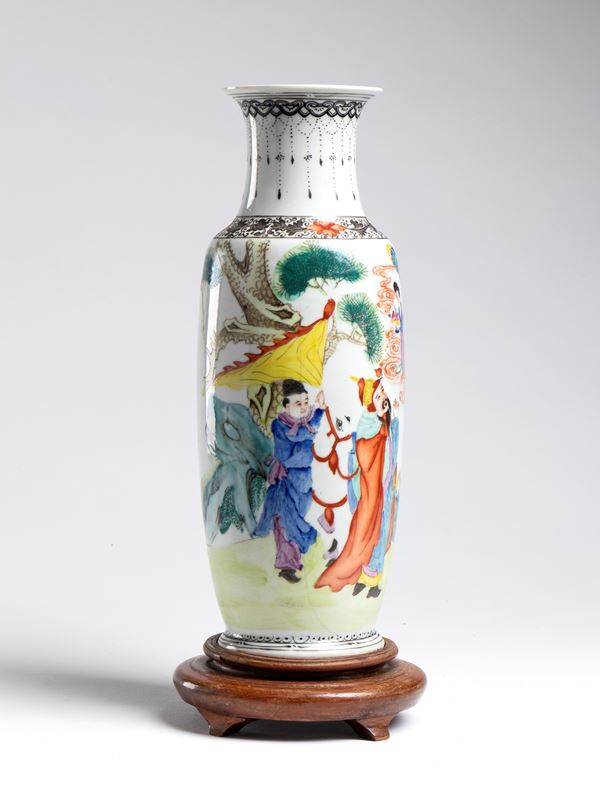 Vaso in porcellana a smalti policromi raffigurante una scena storica con figure impegnate in evento ufficiale. Cina, periodo Repubblica, inizio del XX secolo
