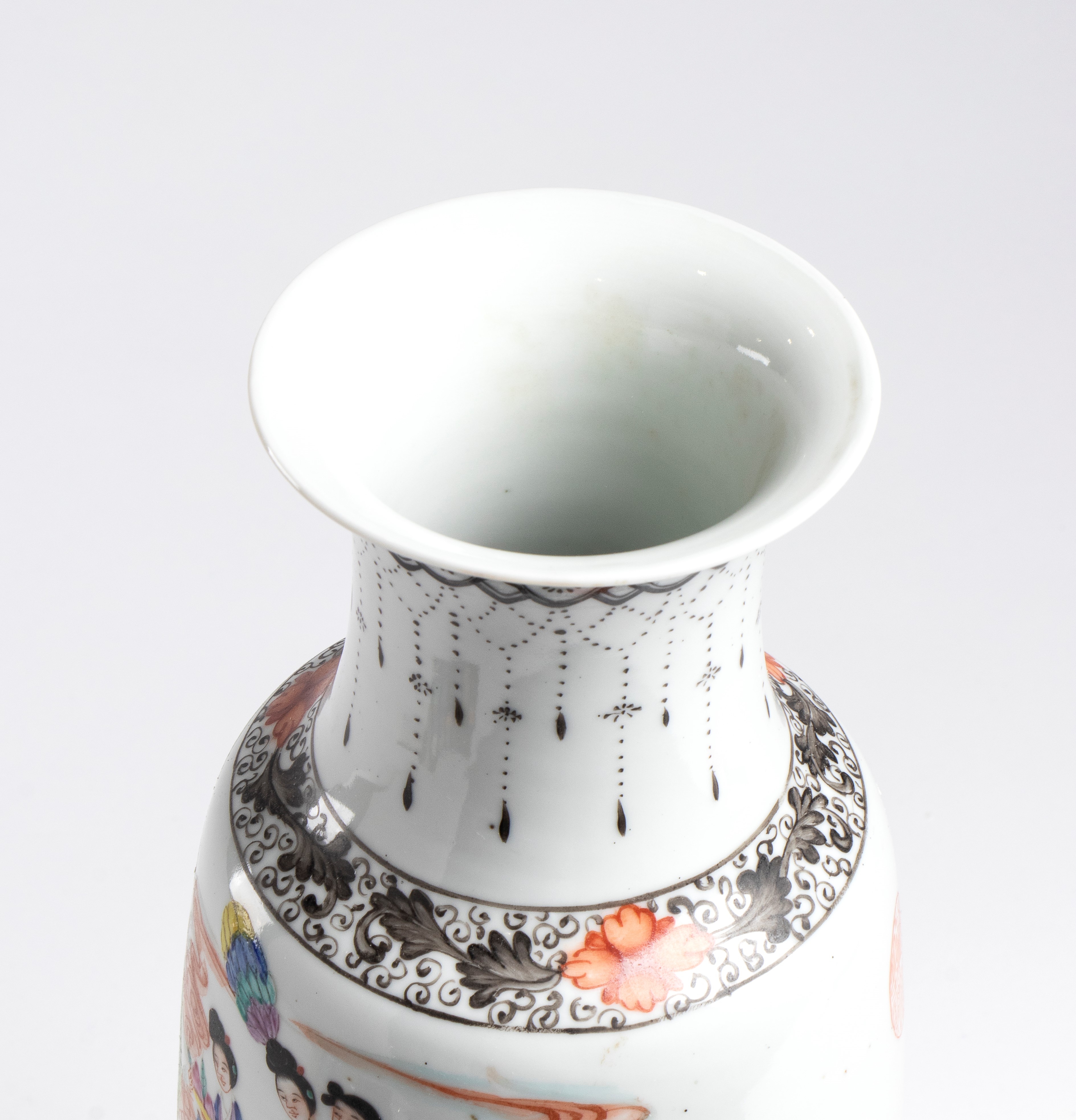 Vaso in porcellana policroma a smalti con scena storica, Cina, Repubblica (inizio XX secolo)