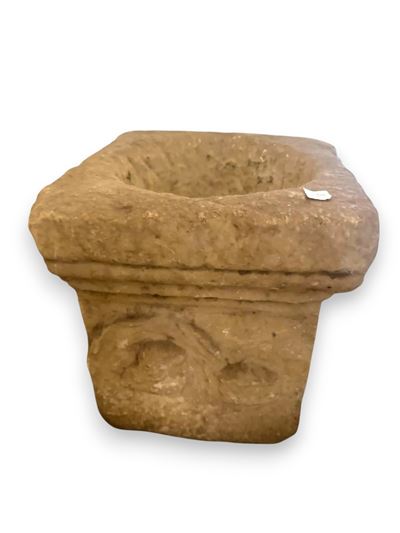 Plinto in Pietra di Forma Quadrangolare