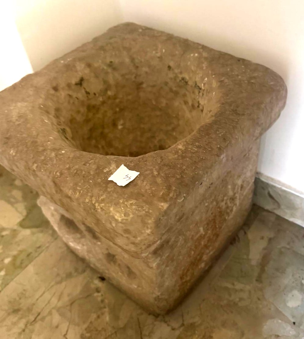 Plinto in Pietra di Forma Quadrangolare
