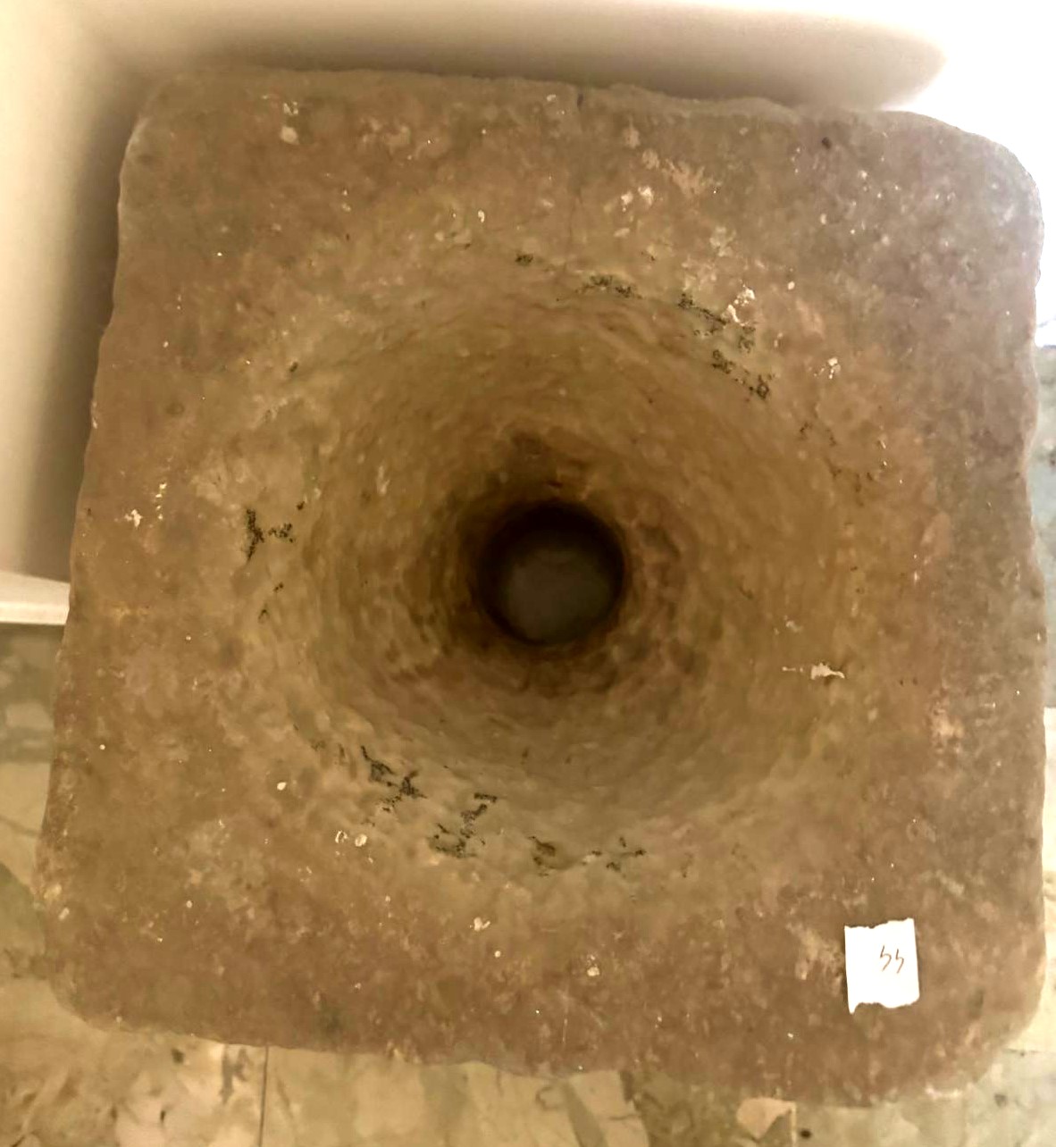 Plinto in Pietra di Forma Quadrangolare