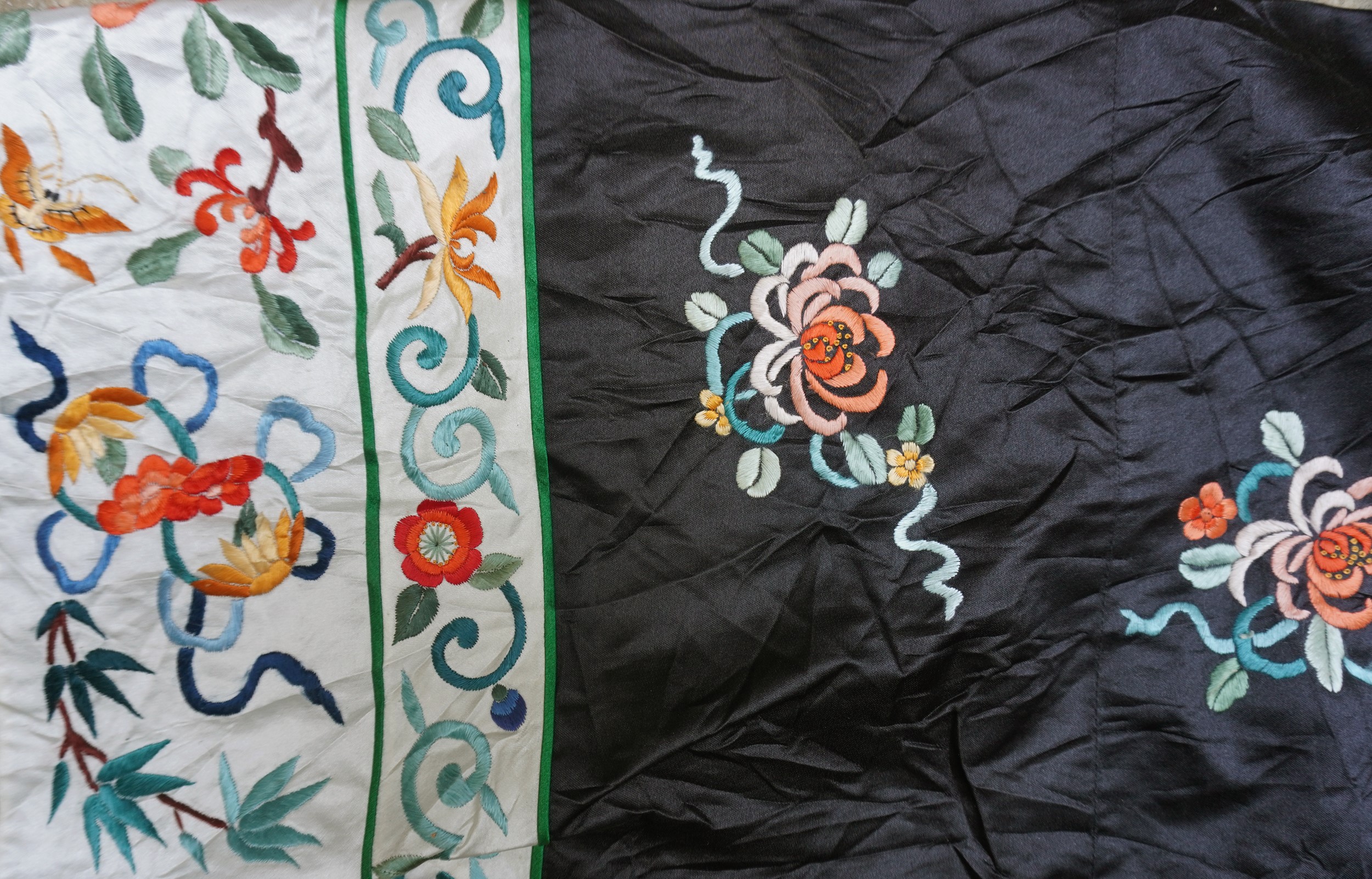 Cina, veste in seta ricamata (primi anni del XX secolo)