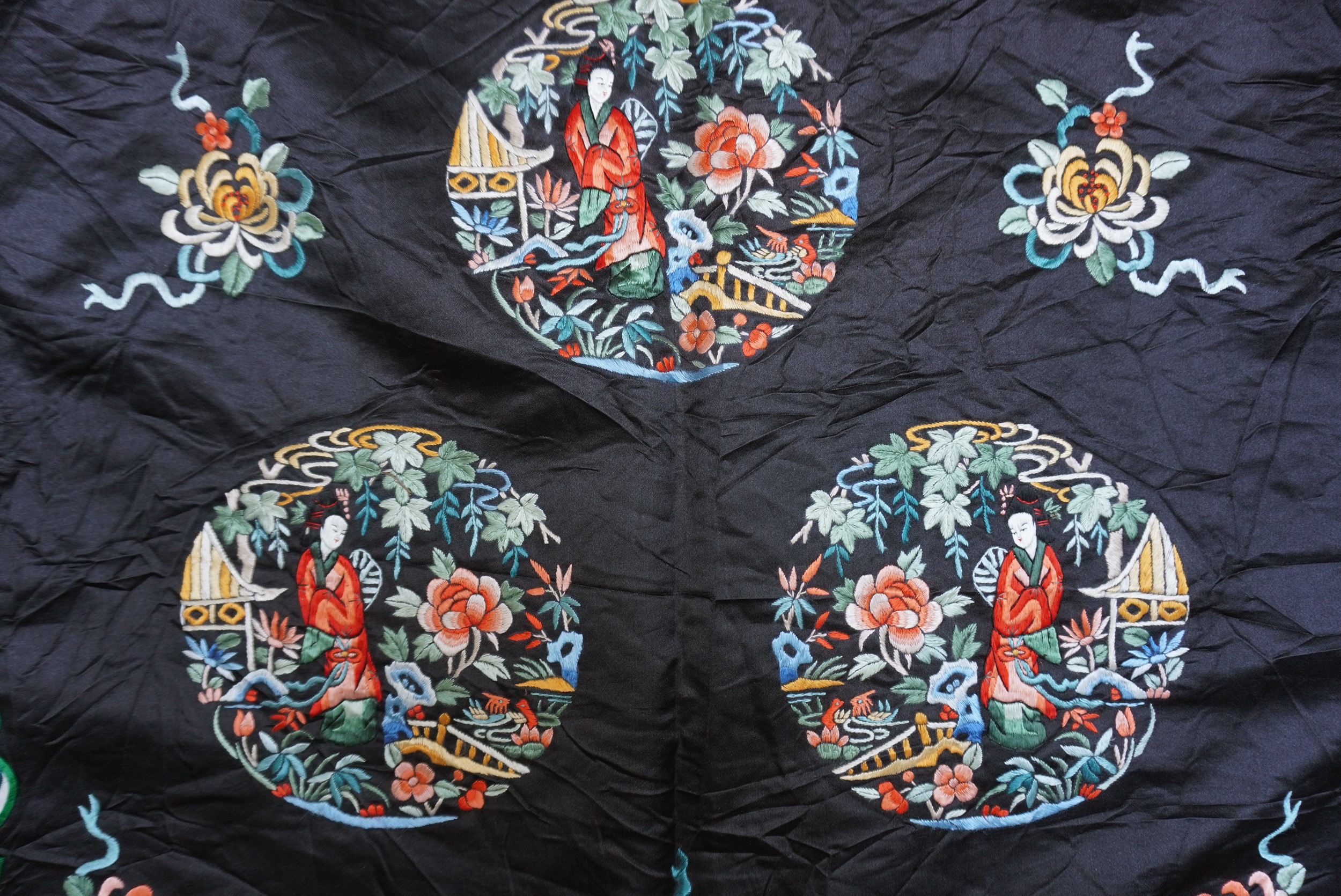 Cina, veste in seta ricamata (primi anni del XX secolo)