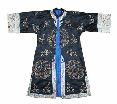 Cina, epoca Qing (fine XIX secolo), veste in seta ricamata