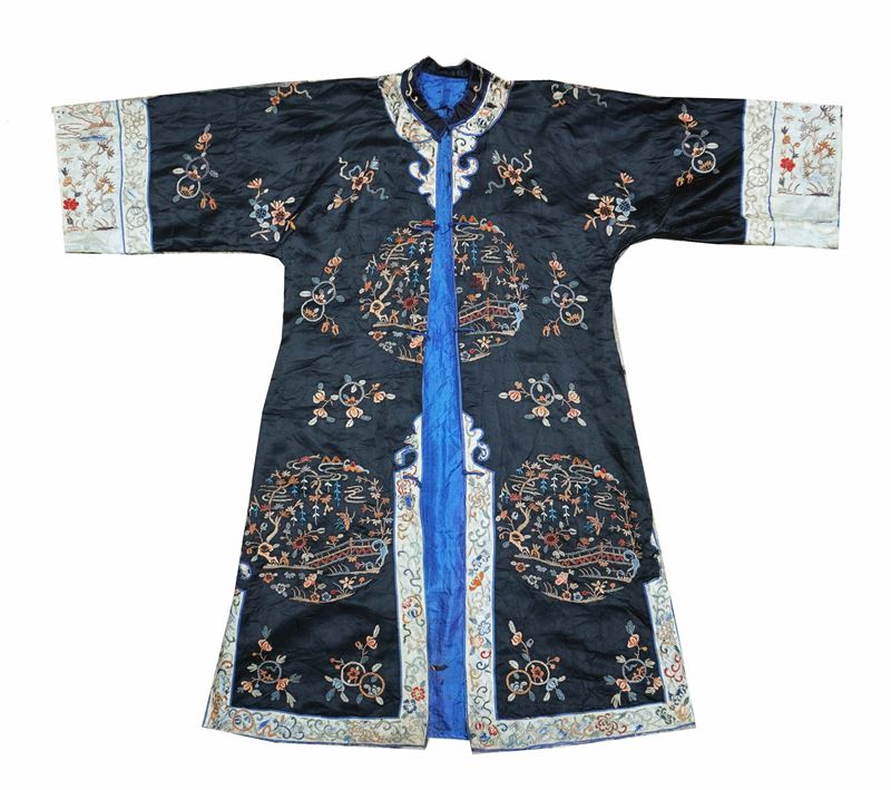 Cina, epoca Qing (fine XIX secolo), veste in seta ricamata