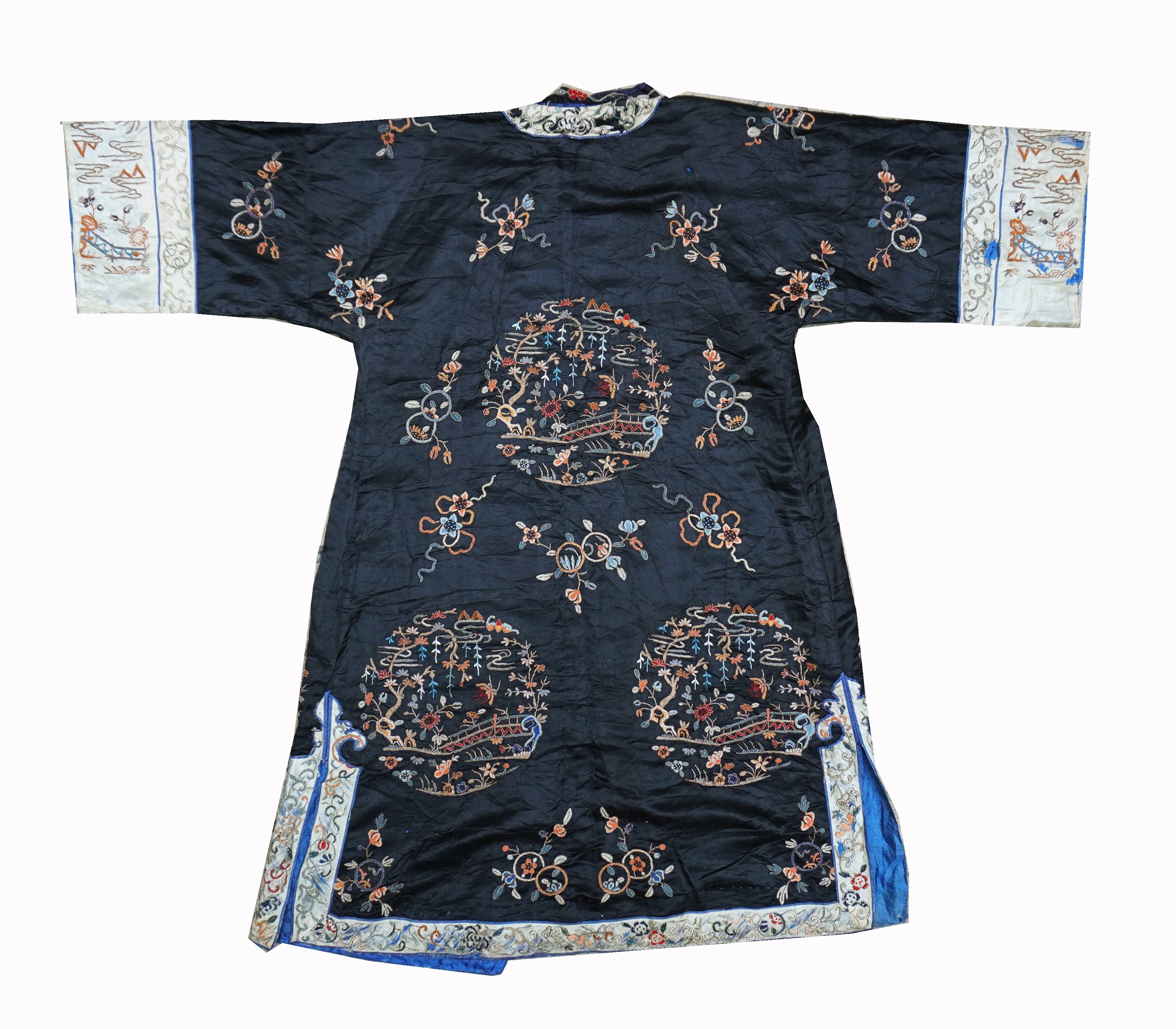 Cina, epoca Qing (fine XIX secolo), veste in seta ricamata