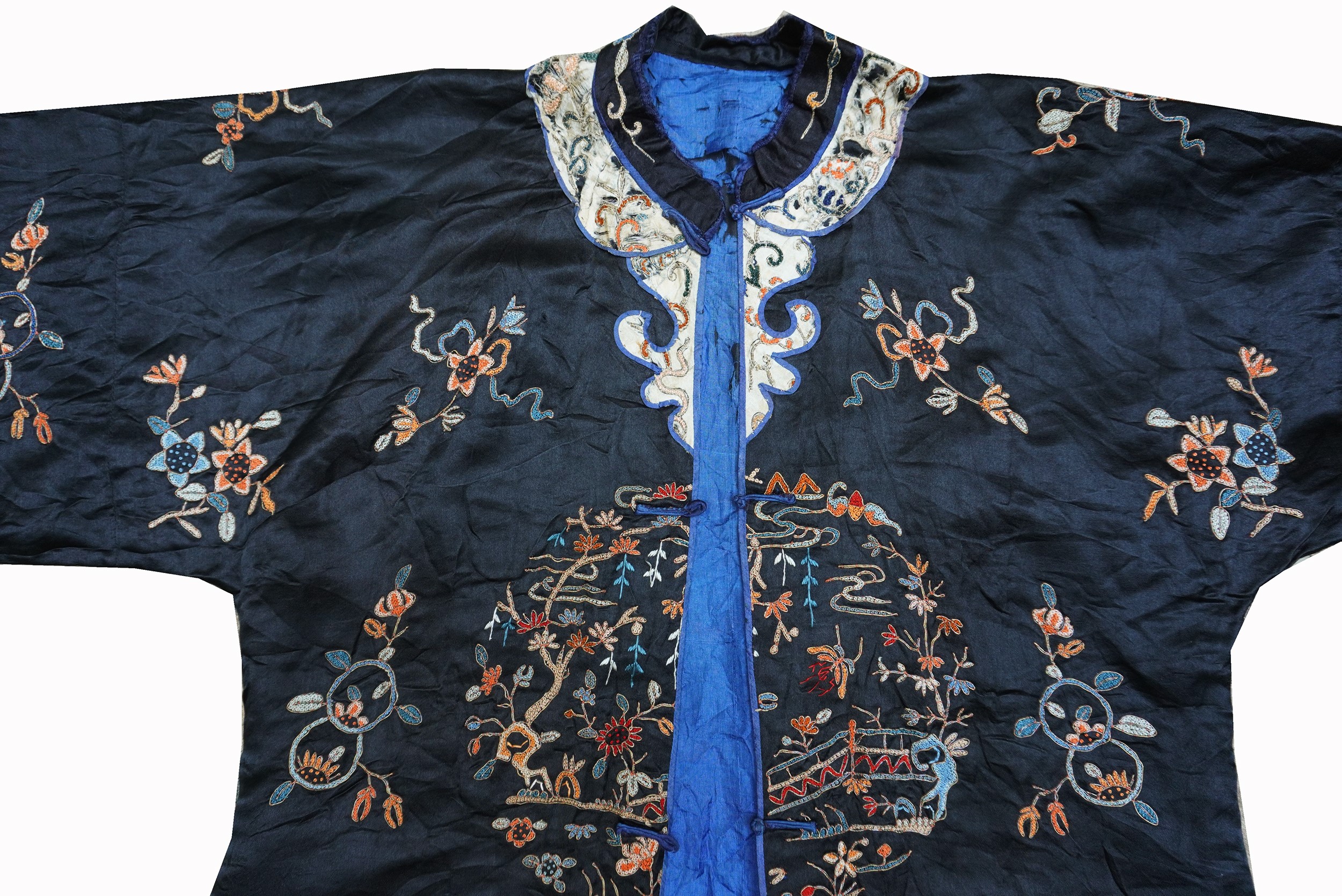 Cina, epoca Qing (fine XIX secolo), veste in seta ricamata