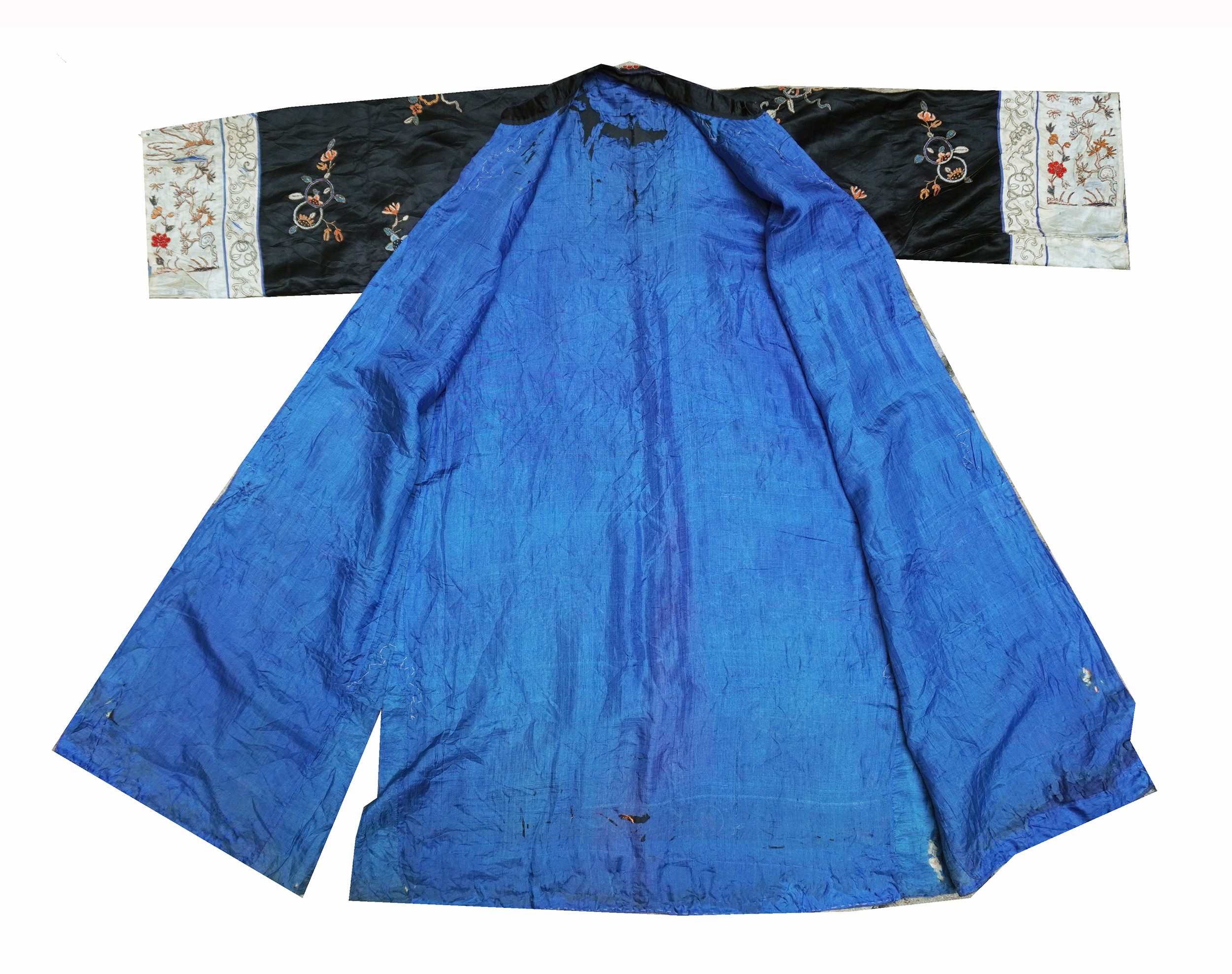 Cina, epoca Qing (fine XIX secolo), veste in seta ricamata