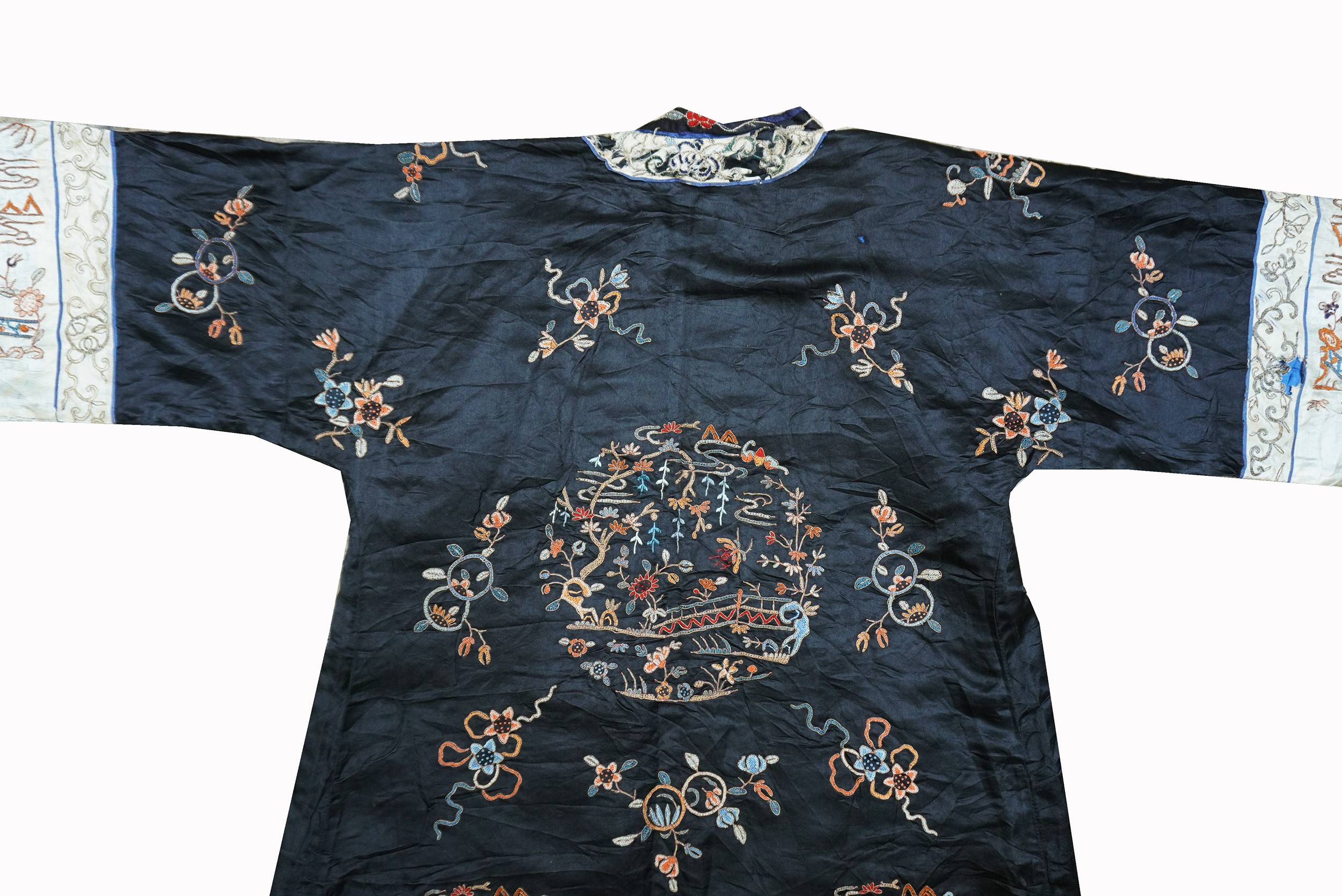 Cina, epoca Qing (fine XIX secolo), veste in seta ricamata