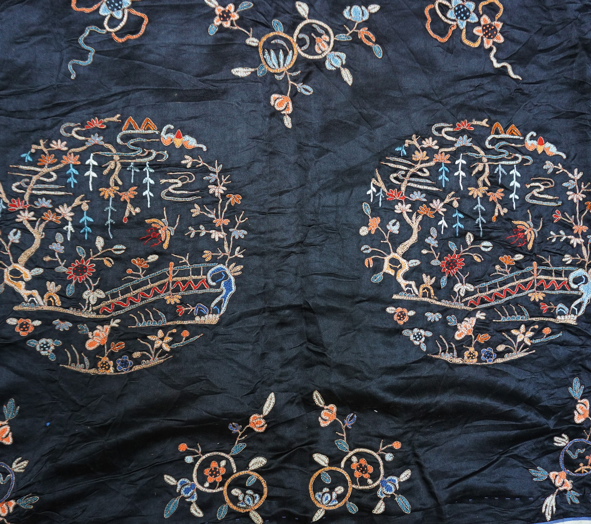 Cina, epoca Qing (fine XIX secolo), veste in seta ricamata