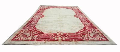 Tappeto Savonnerie, fondo chiaro con bordura in rosso e bordeaux, probabilmente Spagna, XIX–XX se...