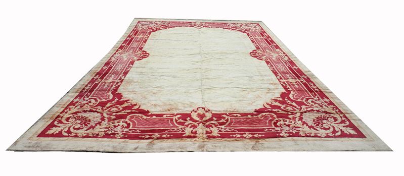 Tappeto Savonnerie, fondo chiaro con bordura in rosso e bordeaux, probabilmente Spagna, XIX–XX se...