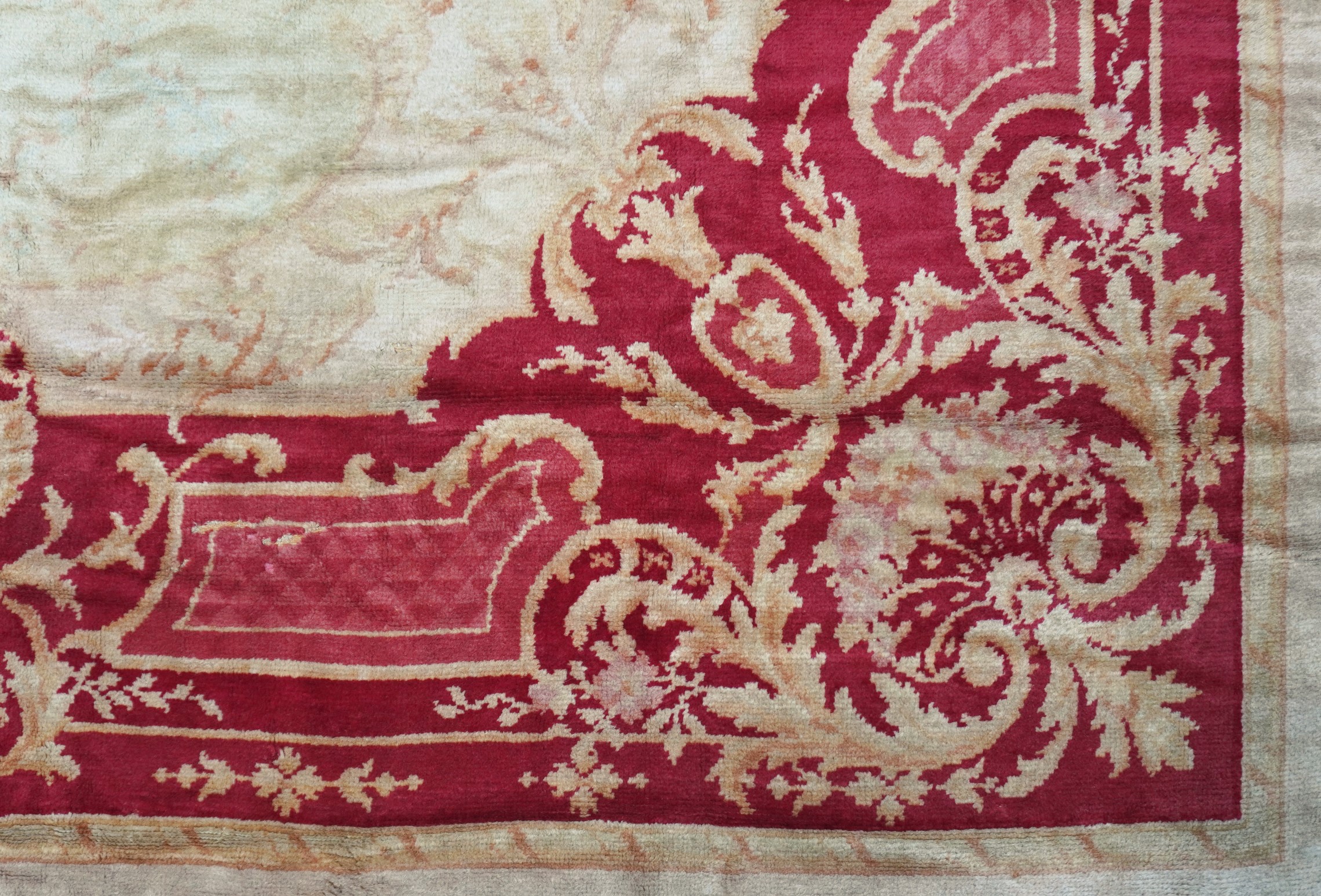 Tappeto Savonnerie, fondo chiaro con bordura in rosso e bordeaux, probabilmente Spagna, XIX–XX se...