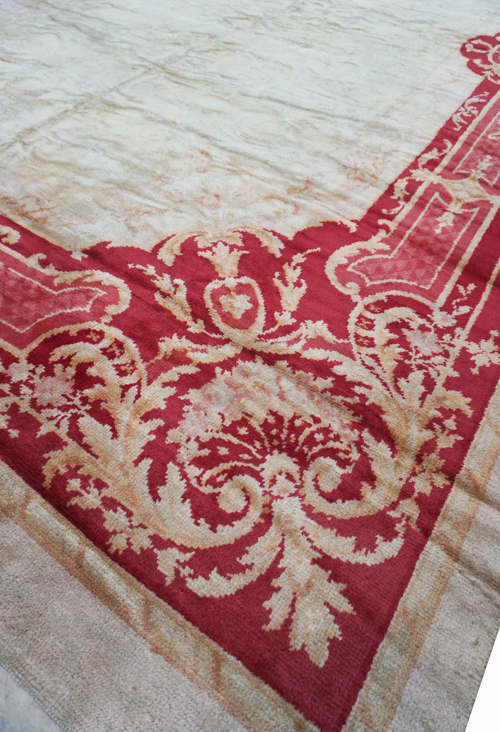 Tappeto Savonnerie, fondo chiaro con bordura in rosso e bordeaux, probabilmente Spagna, XIX–XX se...