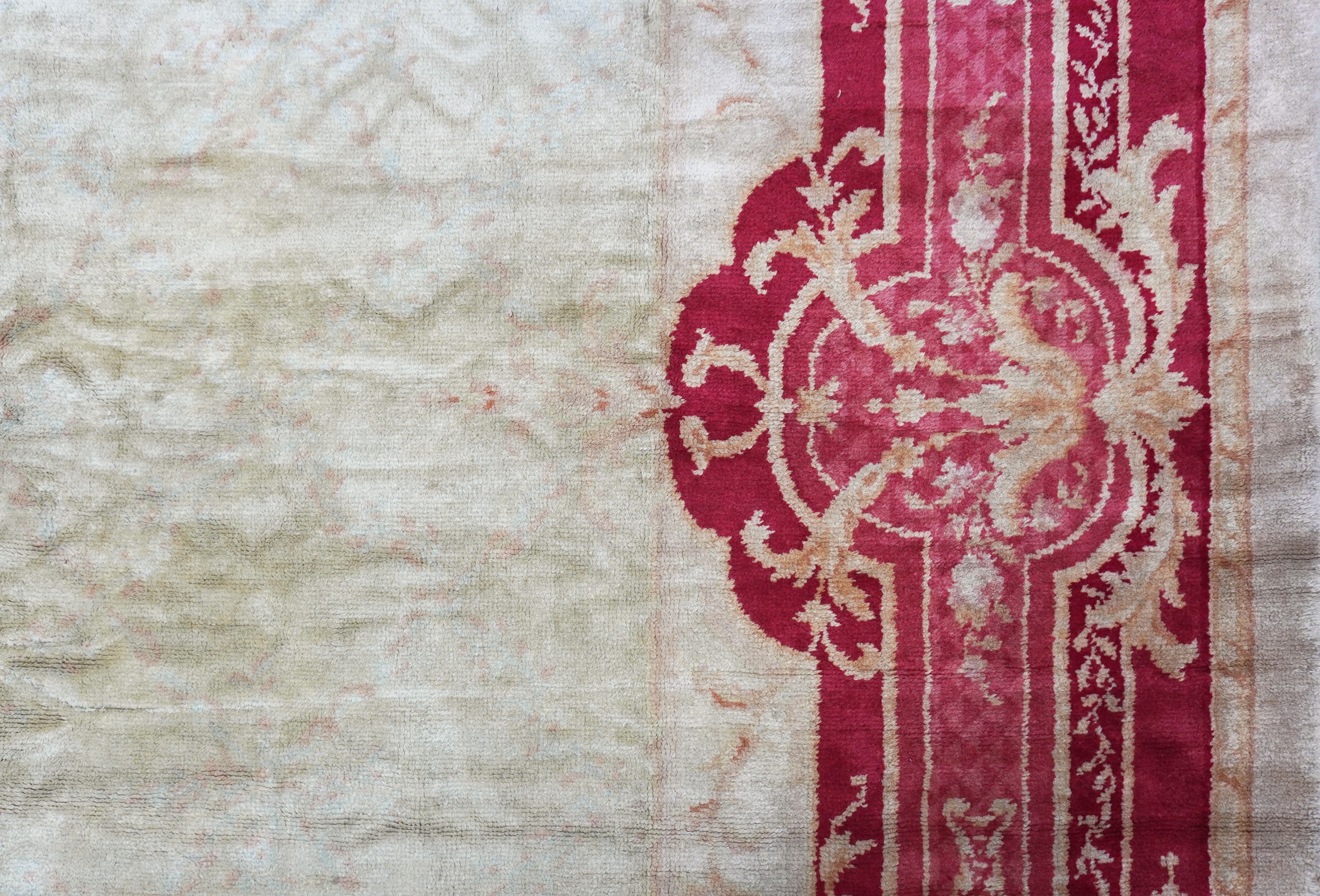 Tappeto Savonnerie, fondo chiaro con bordura in rosso e bordeaux, probabilmente Spagna, XIX–XX se...