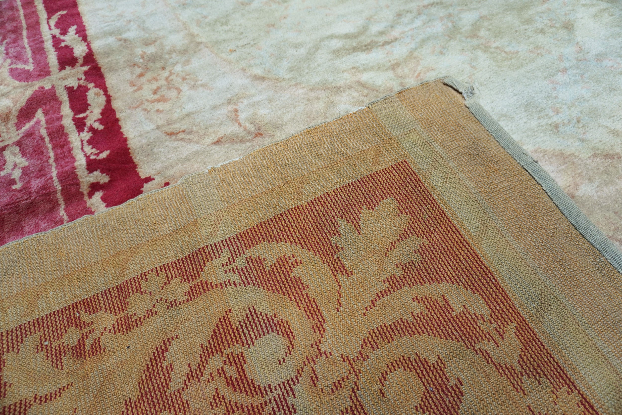 Tappeto Savonnerie, fondo chiaro con bordura in rosso e bordeaux, probabilmente Spagna, XIX–XX se...