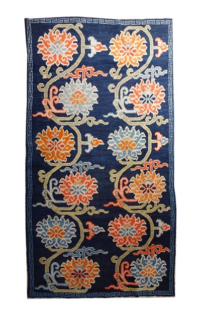 Tappeto “Khaden”, decorazioni a fiori di loto, Tibet, circa 1900, lana