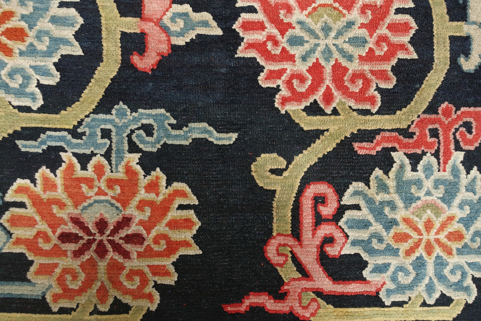 Tappeto “Khaden”, decorazioni a fiori di loto, Tibet, circa 1900, lana