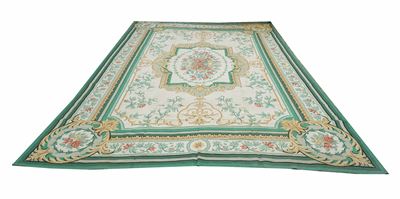 Tappeto in lana, needlepoint con decorazioni floreali e arabescate, cartiglio centrale e bordura