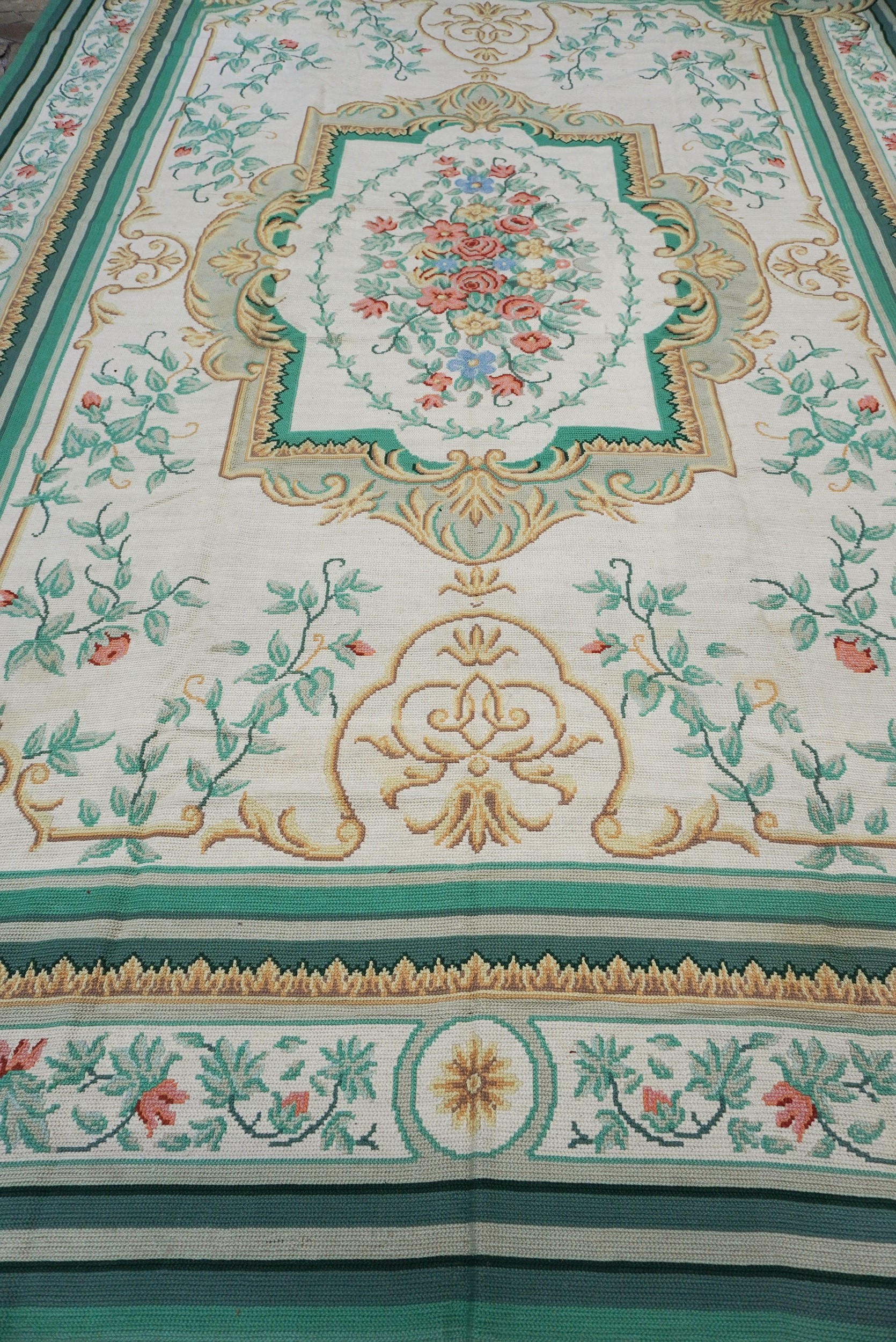 Tappeto in lana, needlepoint con decorazioni floreali e arabescate, cartiglio centrale e bordura