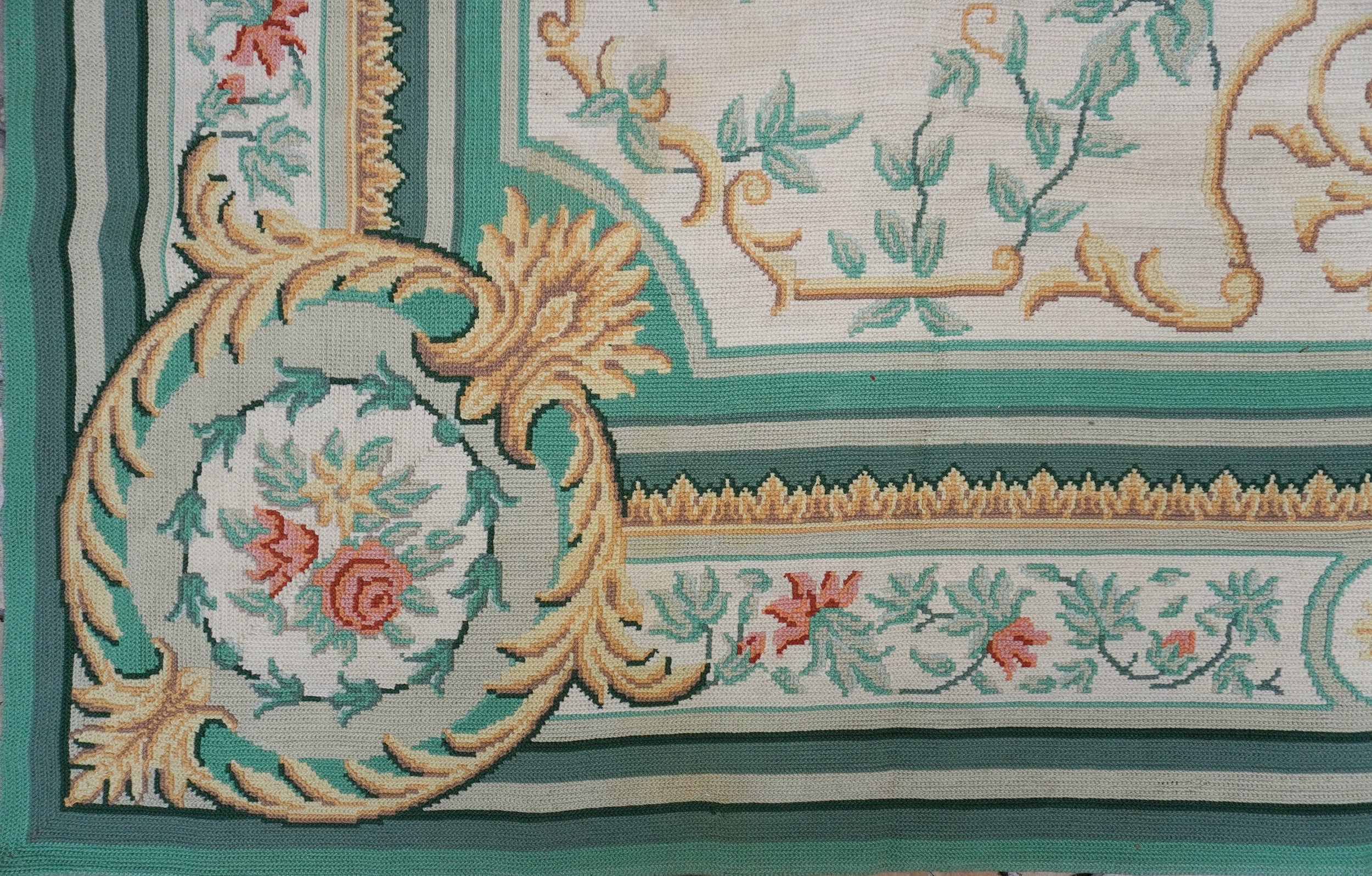 Tappeto in lana, needlepoint con decorazioni floreali e arabescate, cartiglio centrale e bordura