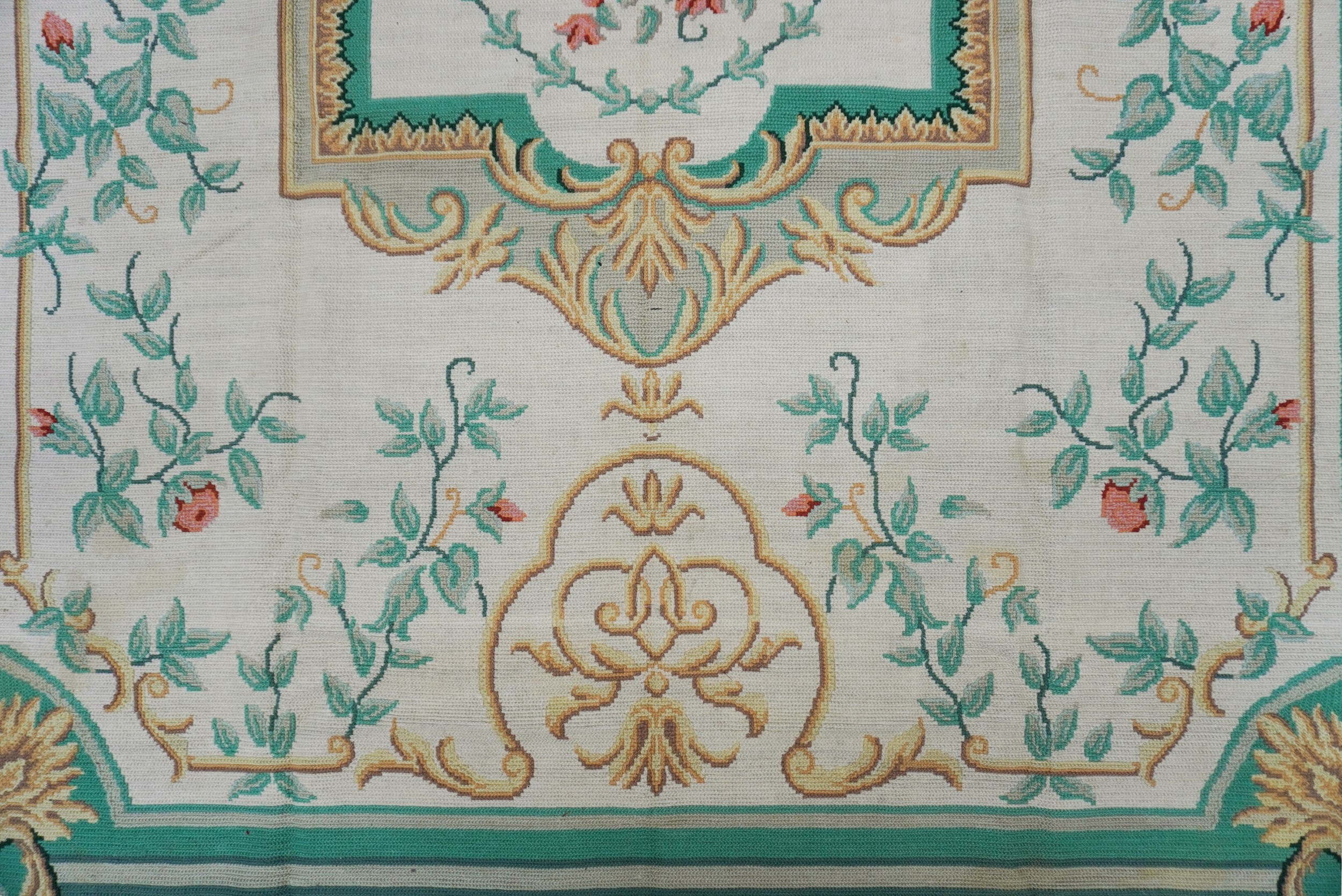 Tappeto in lana, needlepoint con decorazioni floreali e arabescate, cartiglio centrale e bordura
