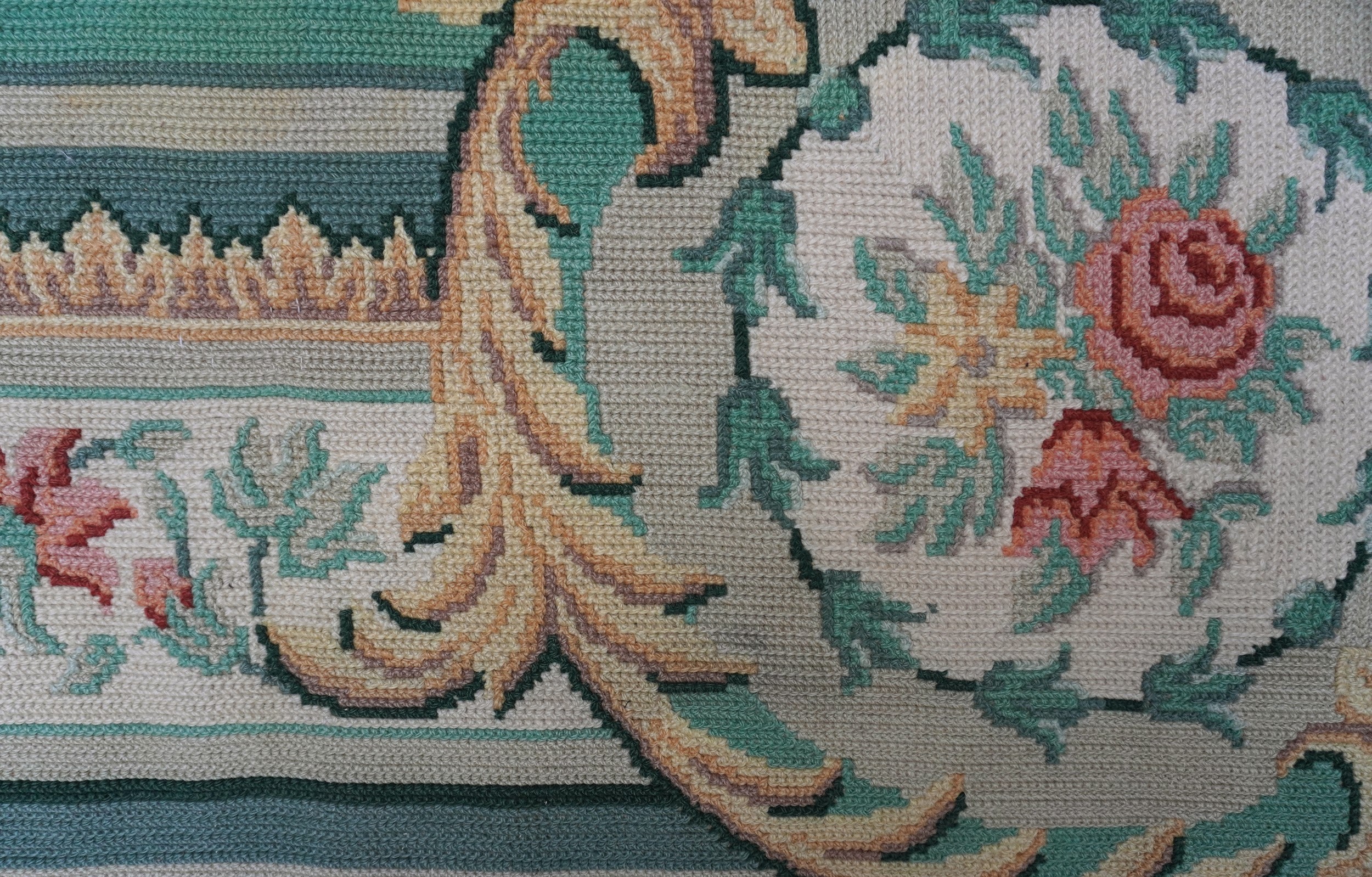 Tappeto in lana, needlepoint con decorazioni floreali e arabescate, cartiglio centrale e bordura