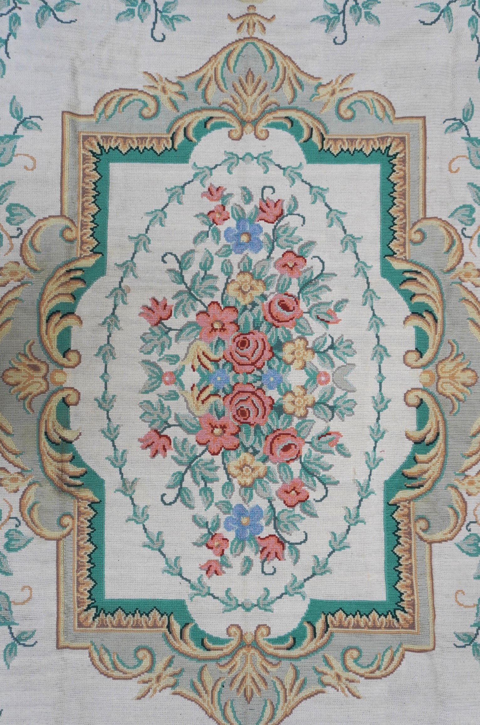Tappeto in lana, needlepoint con decorazioni floreali e arabescate, cartiglio centrale e bordura
