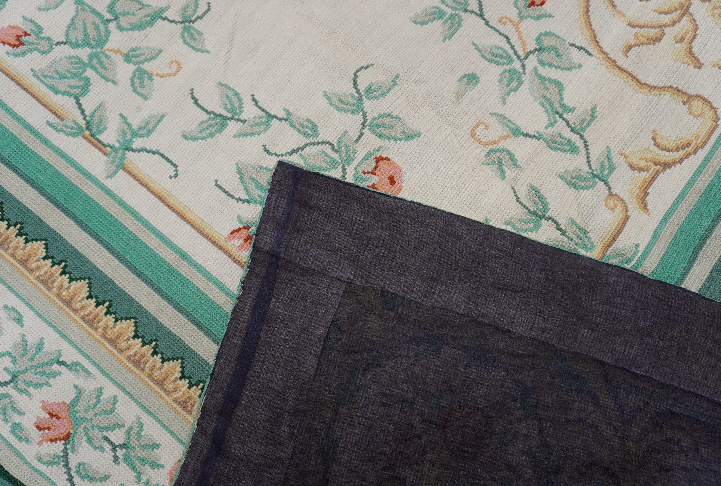 Tappeto in lana, needlepoint con decorazioni floreali e arabescate, cartiglio centrale e bordura