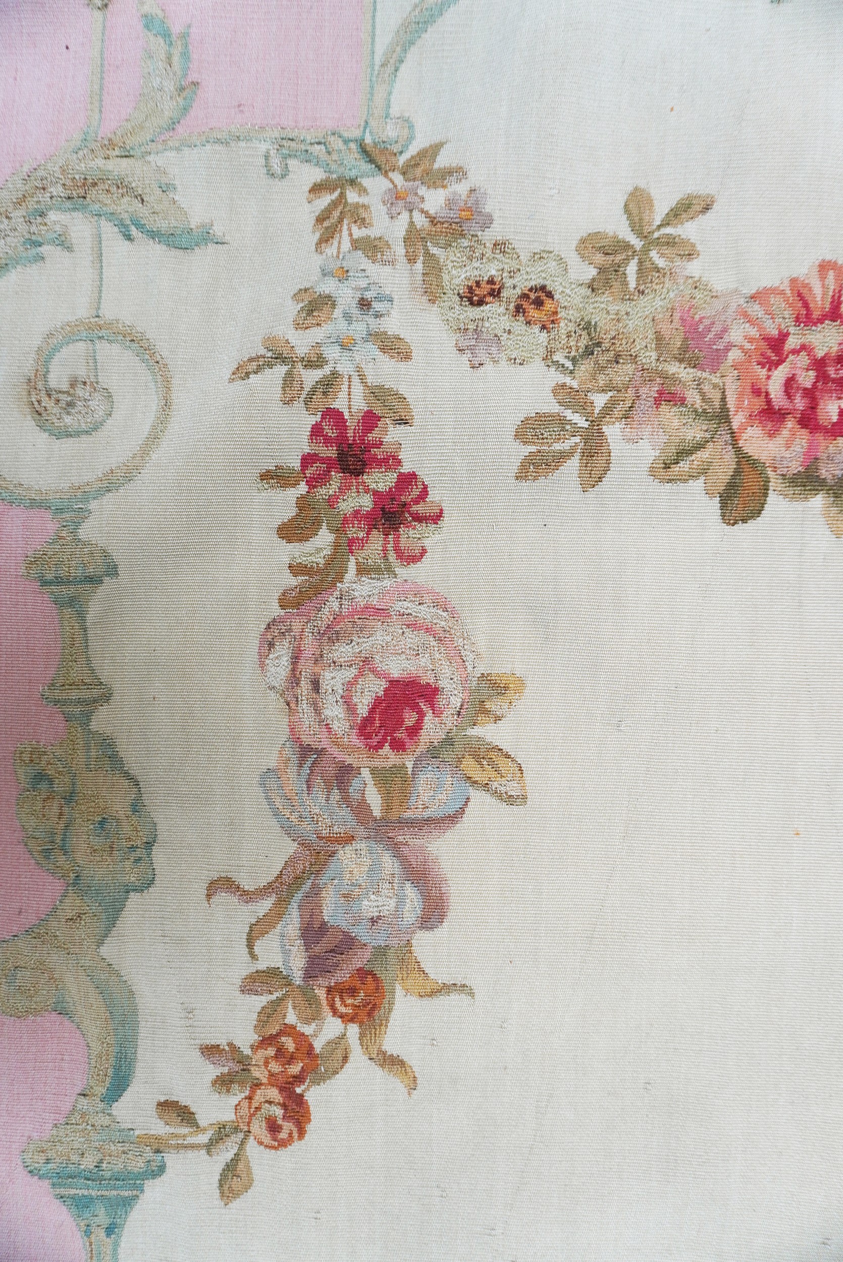 Manifattura Reale di Aubusson, Arazzo Aubusson, scena di incontro galante in giardino