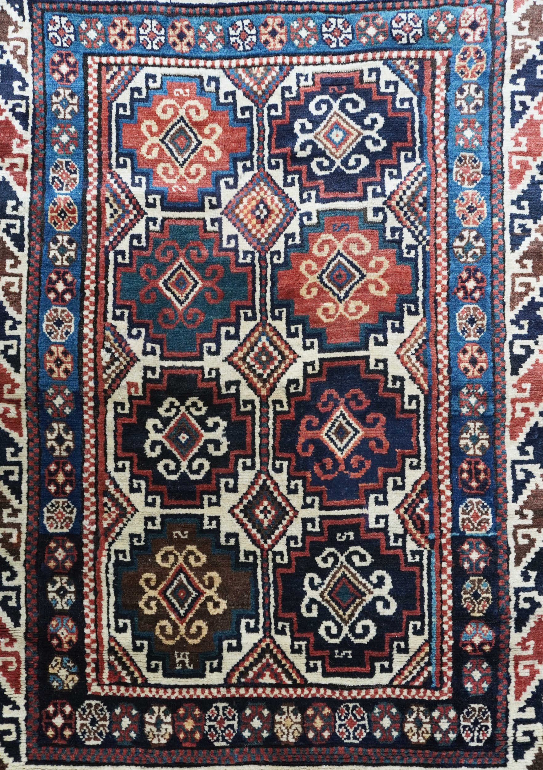 Caucaso, fine XIX secolo, Tappeto Mogan con motivo “Memling-gul”
