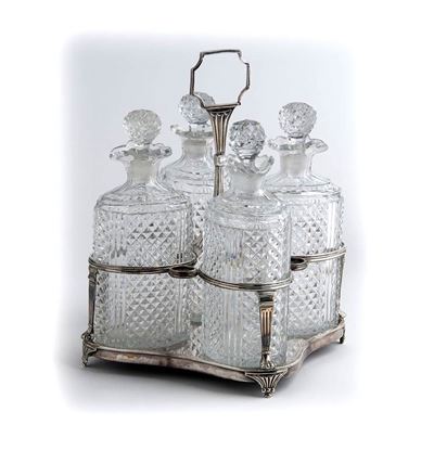 Decanter Impero Georgiano Inglese in Argento con Quattro Bottiglie - Londra 1806, Maestro Argenti...