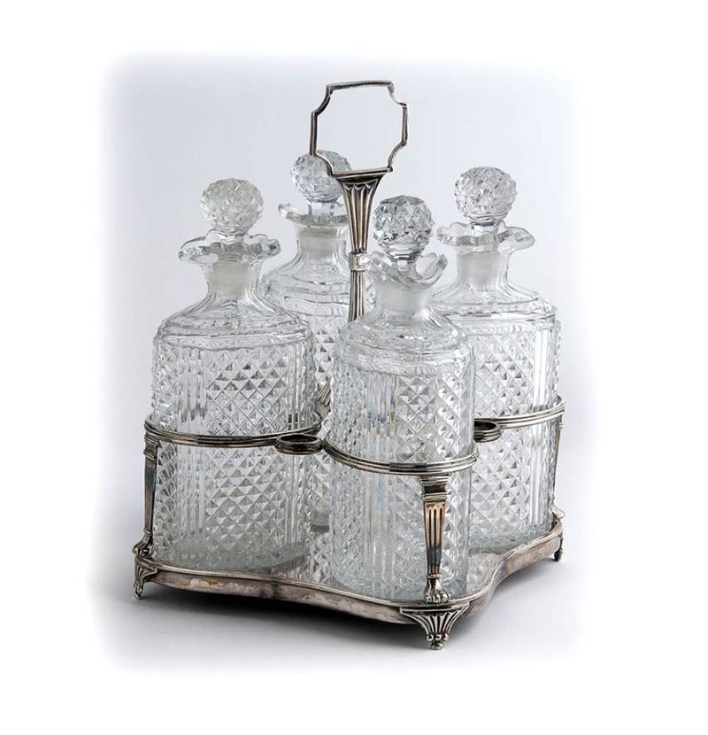 Decanter Impero Georgiano Inglese in Argento con Quattro Bottiglie - Londra 1806, Maestro Argenti...