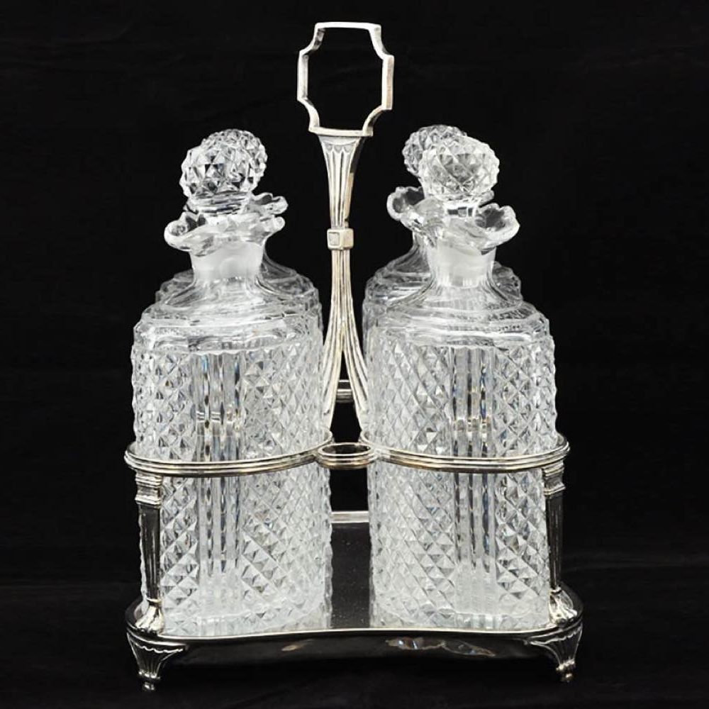 Decanter Impero Georgiano Inglese in Argento con Quattro Bottiglie - Londra 1806, Maestro Argenti...