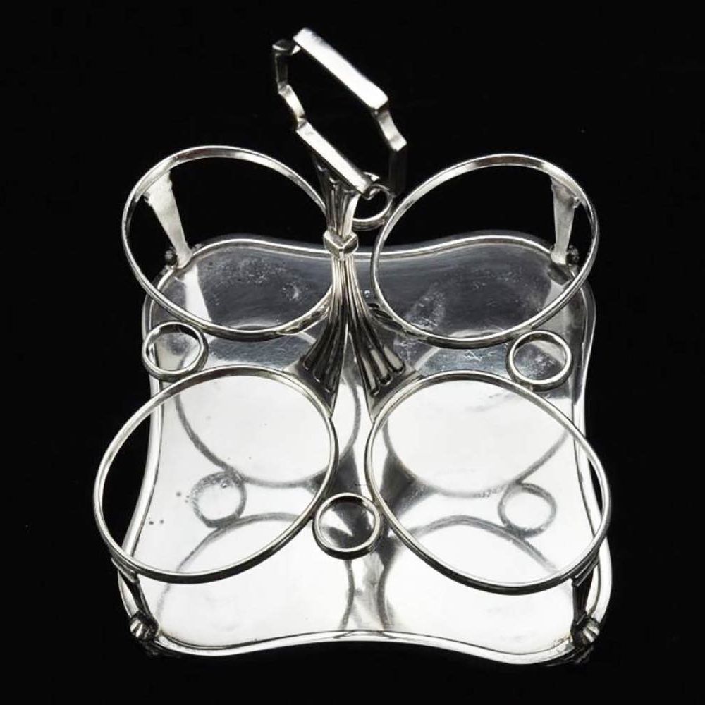 Decanter Impero Georgiano Inglese in Argento con Quattro Bottiglie - Londra 1806, Maestro Argenti...
